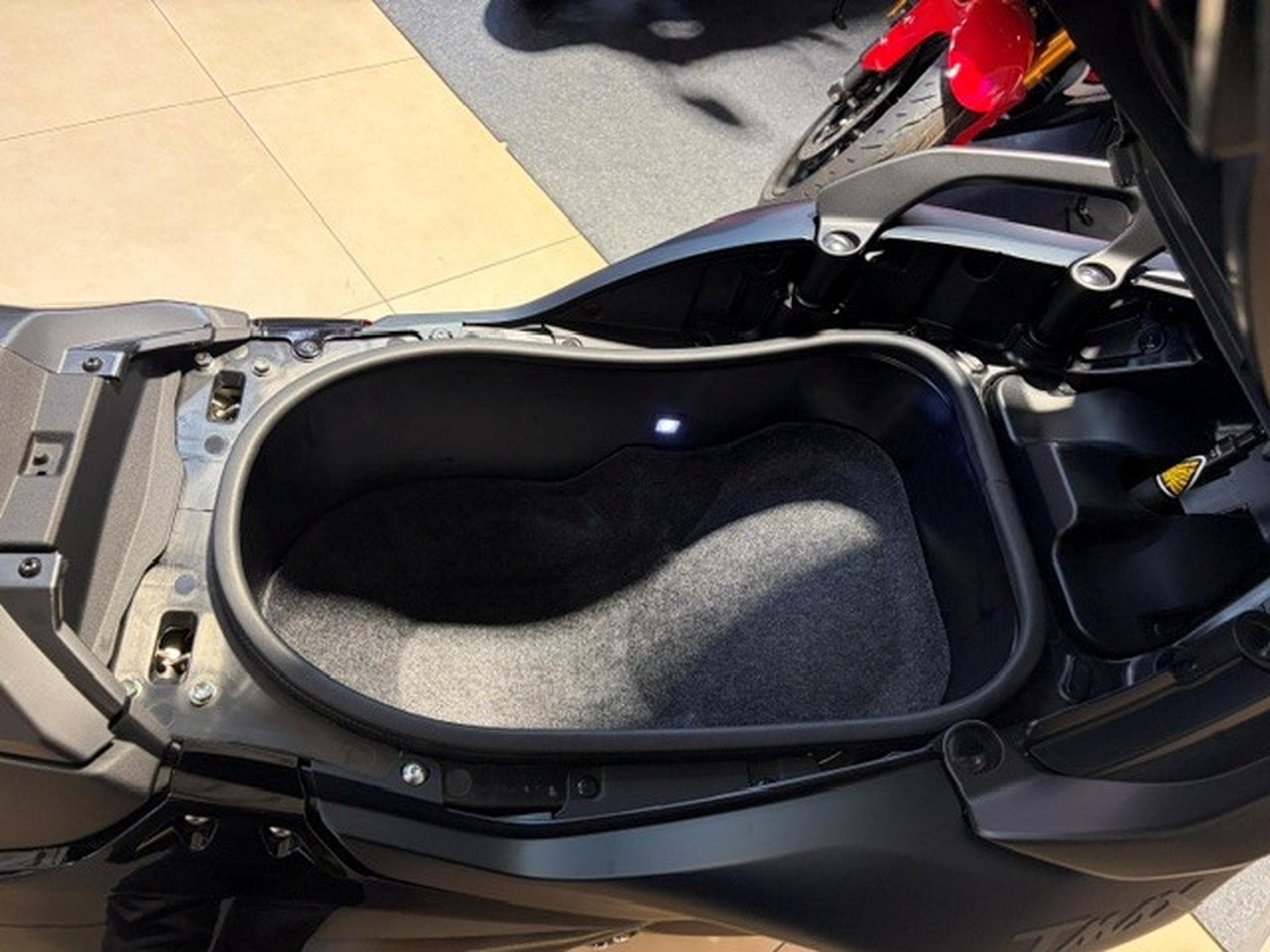 Yamaha T-Max Tech Max (2024) - Photo 14