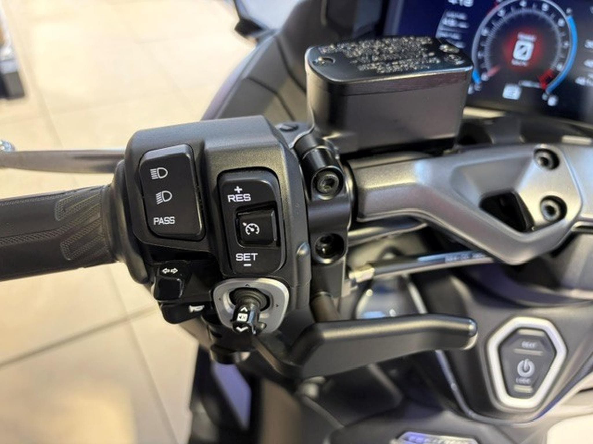 Yamaha T-Max Tech Max (2024) - Photo 12
