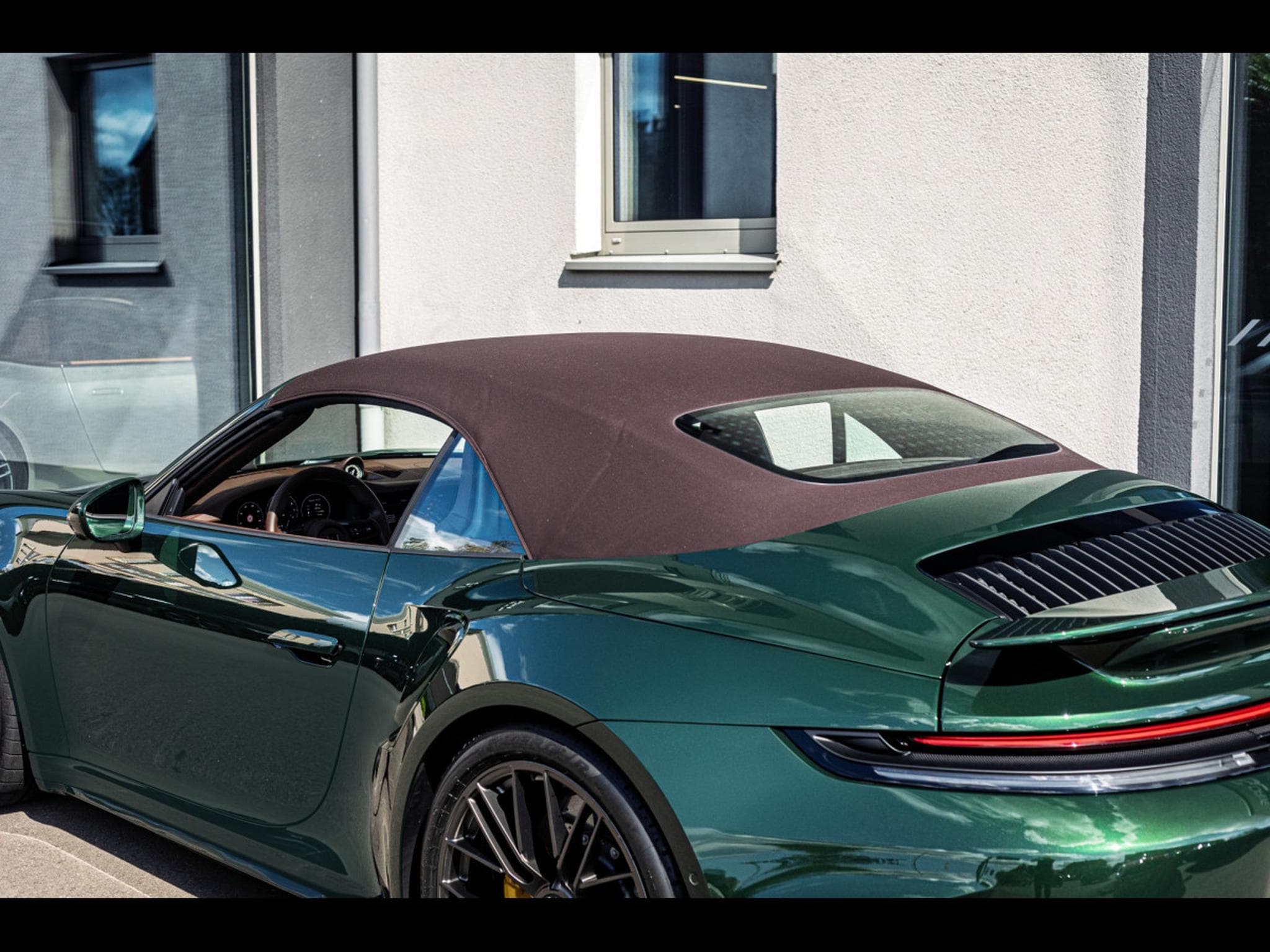 Porsche 911 (992.2) TURBO S 3.6 CABRIOLET PDK (711 CH) - OAK GREEN METAL (2026) - Photo 21