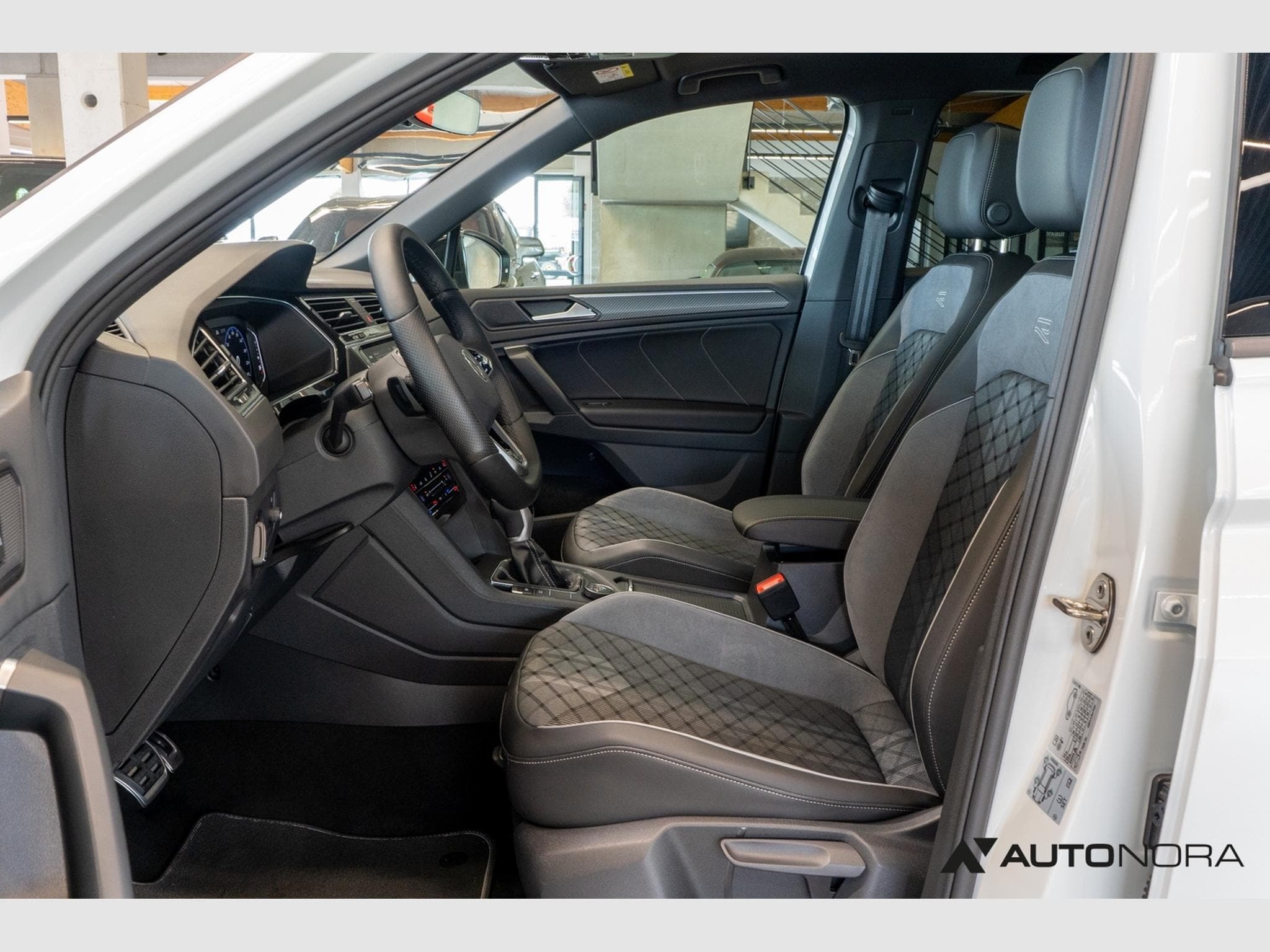 VW Tiguan 2.0 TSI 4Motion R-Line (2023) - Foto 11