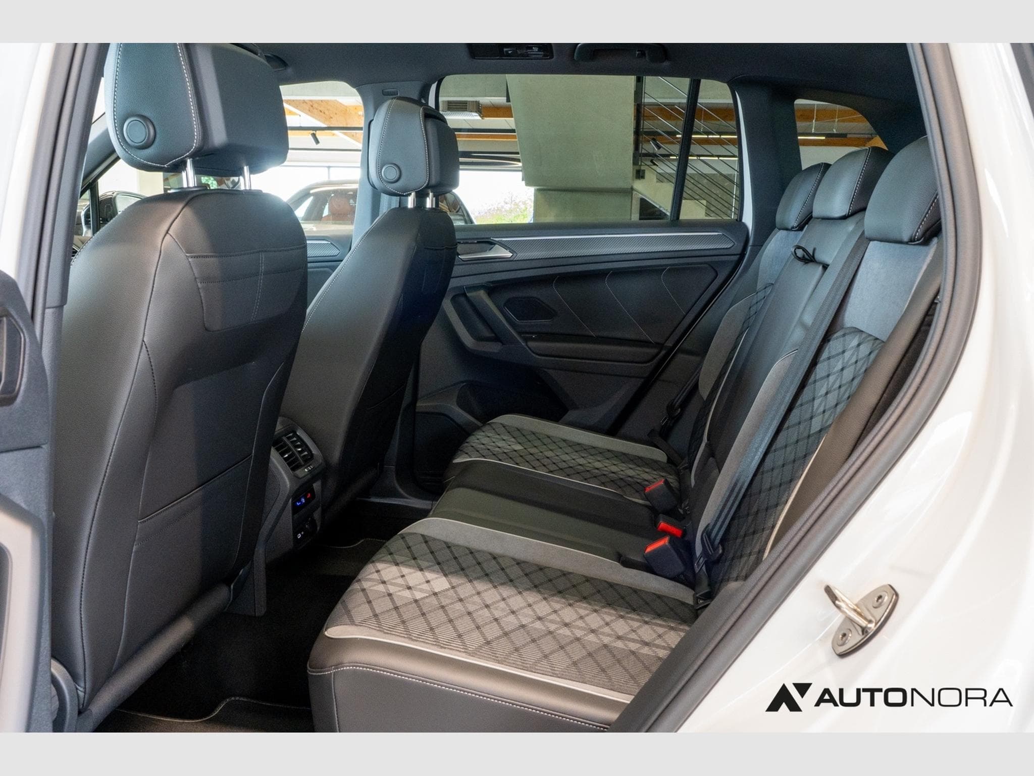 VW Tiguan 2.0 TSI 4Motion R-Line (2023) - Foto 14