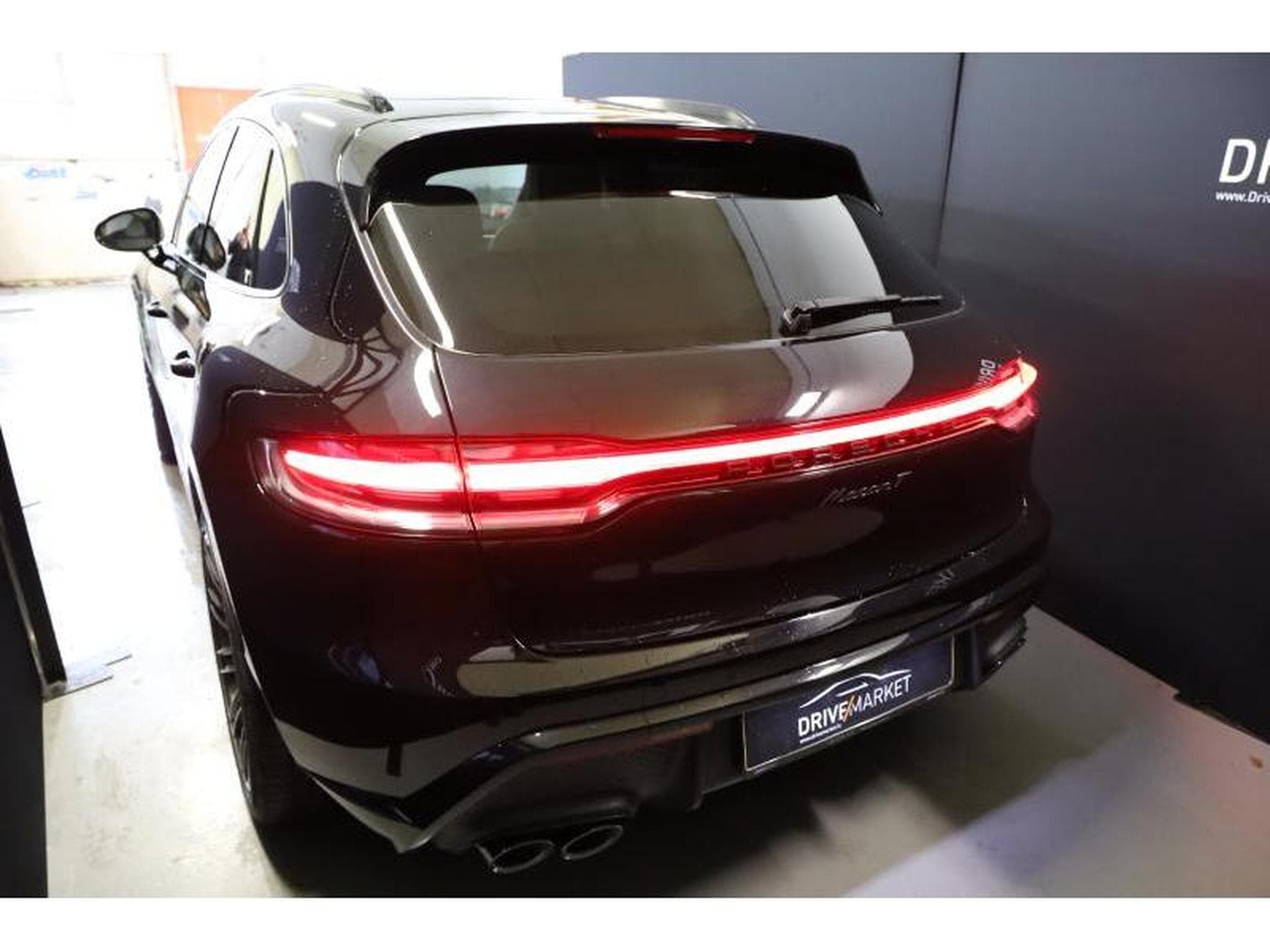 Porsche Macan T (2024) - Photo 18