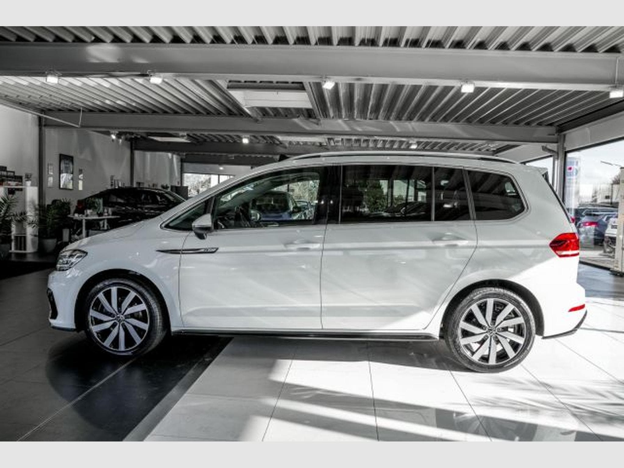 VW Touran Touran 1.5 TSI DSG R-Line NAVI RFK ACC LED PANO (2021) - Foto 10