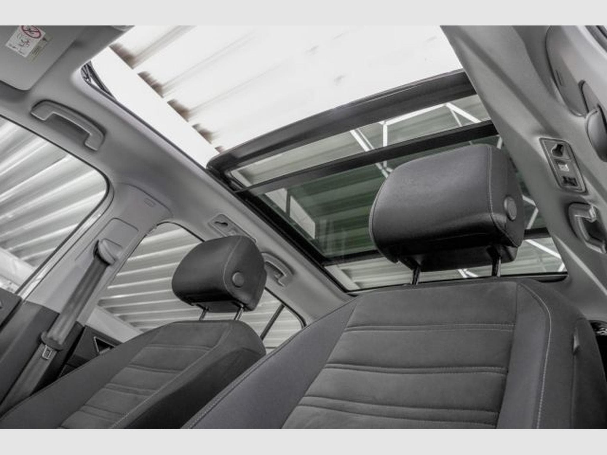 VW Touran Touran 1.5 TSI DSG R-Line NAVI RFK ACC LED PANO (2021) - Foto 15