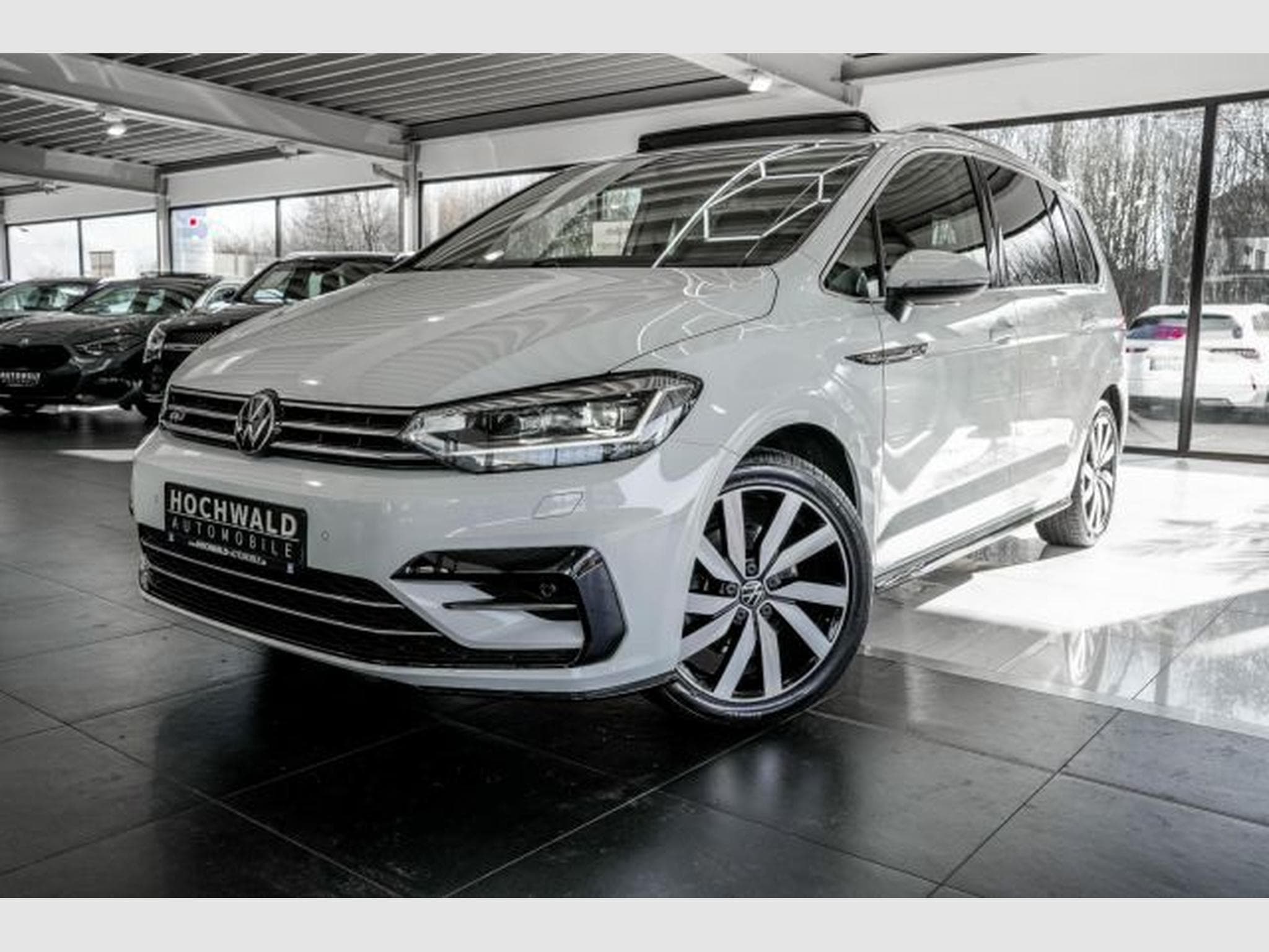 VW Touran Touran 1.5 TSI DSG R-Line NAVI RFK ACC LED PANO (2021) - Foto 2