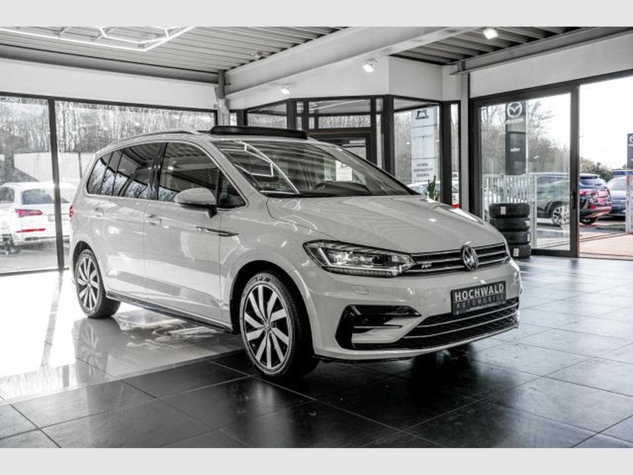 VW Touran Touran 1.5 TSI DSG R-Line NAVI RFK ACC LED PANO (2021) - Foto 4
