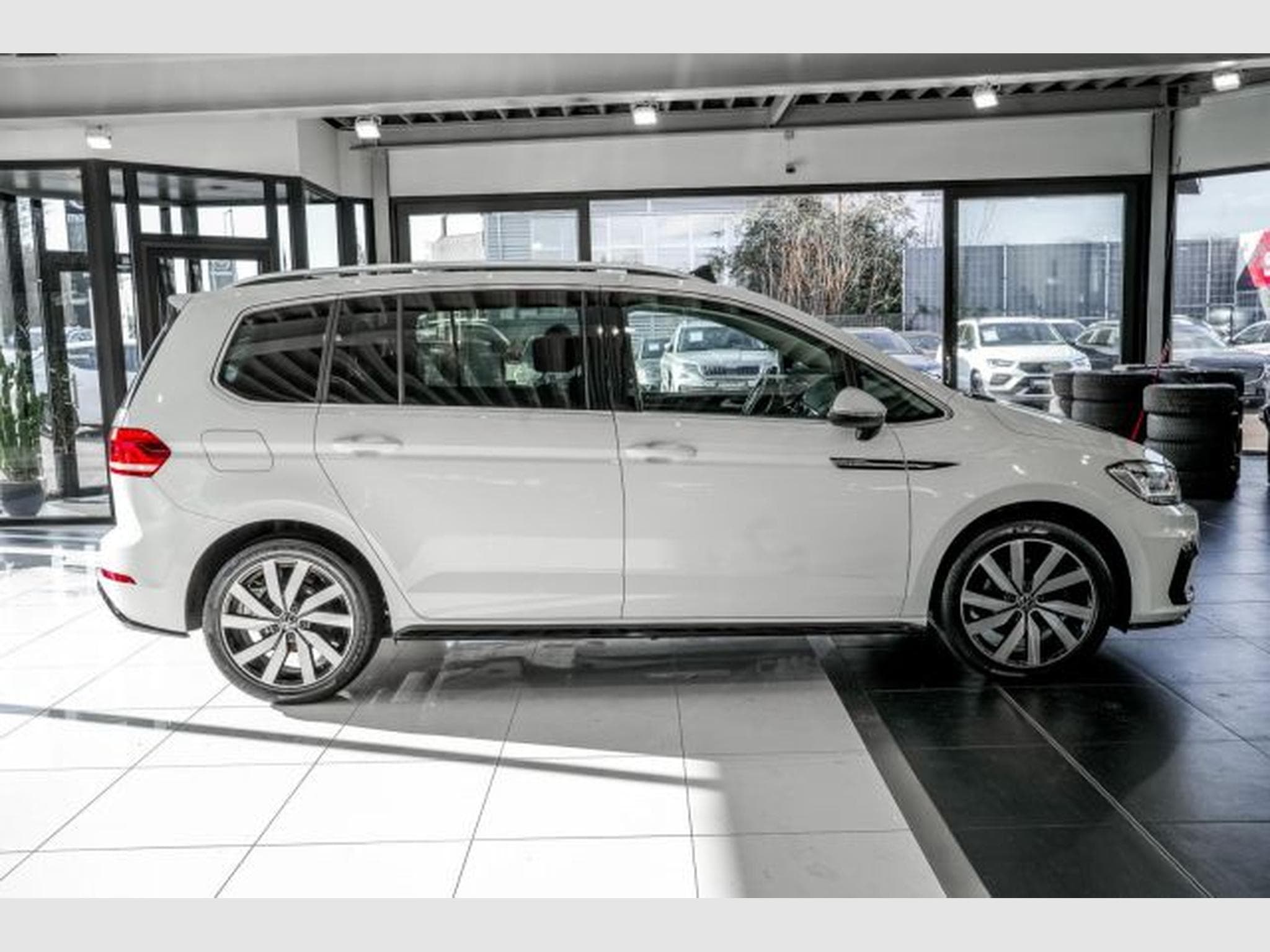 VW Touran Touran 1.5 TSI DSG R-Line NAVI RFK ACC LED PANO (2021) - Foto 5