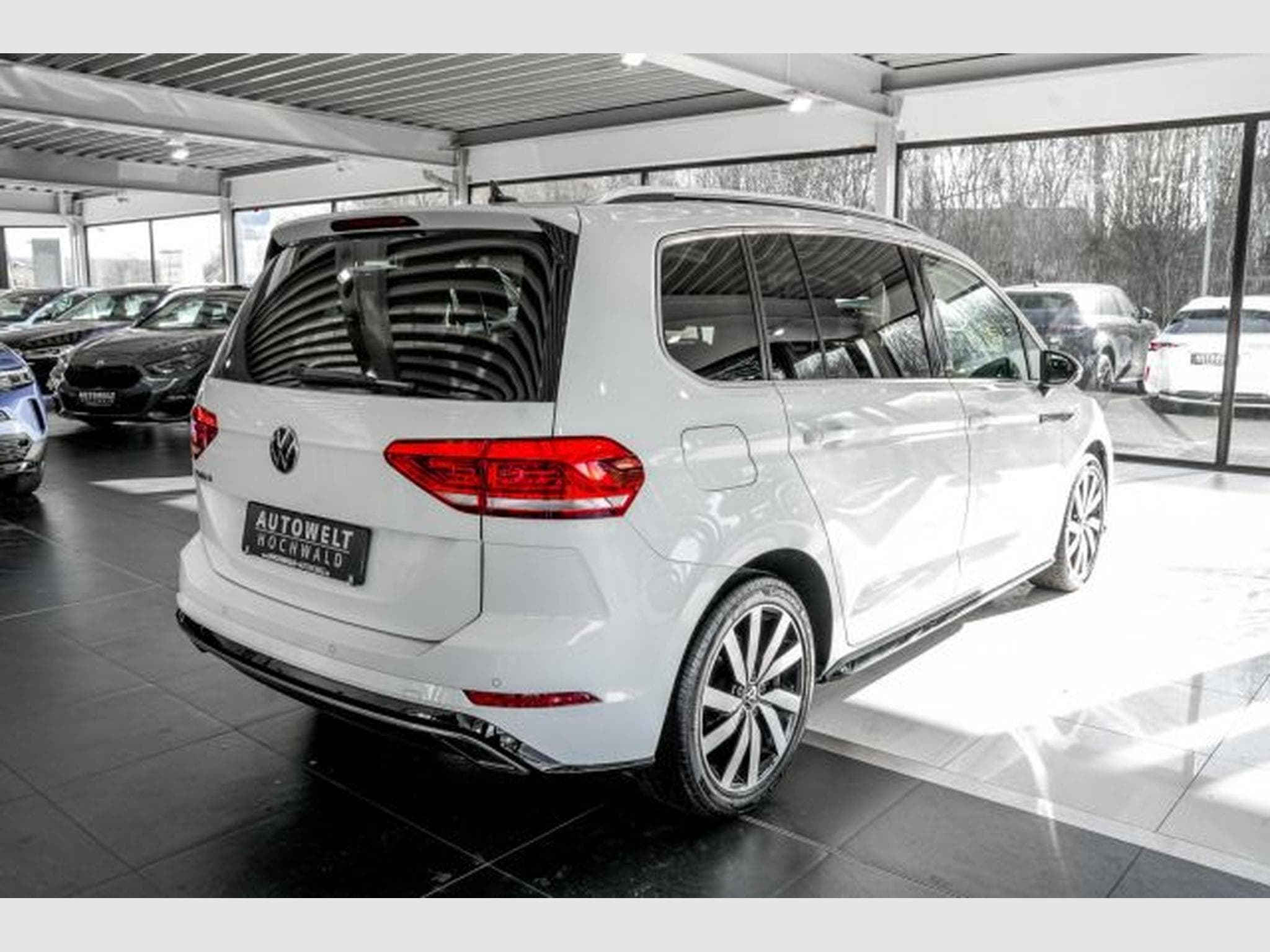 VW Touran Touran 1.5 TSI DSG R-Line NAVI RFK ACC LED PANO (2021) - Foto 6