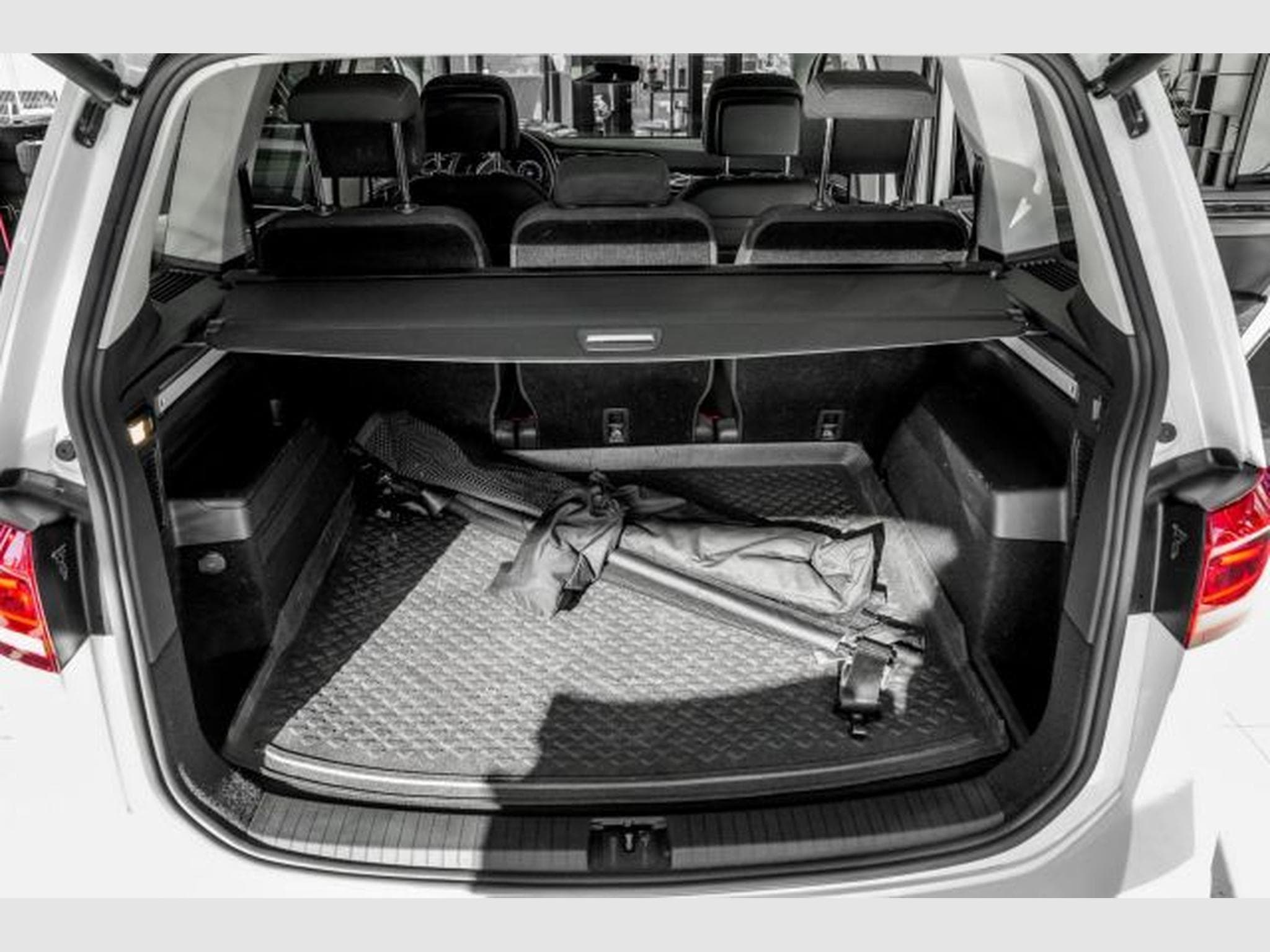 VW Touran Touran 1.5 TSI DSG R-Line NAVI RFK ACC LED PANO (2021) - Foto 8