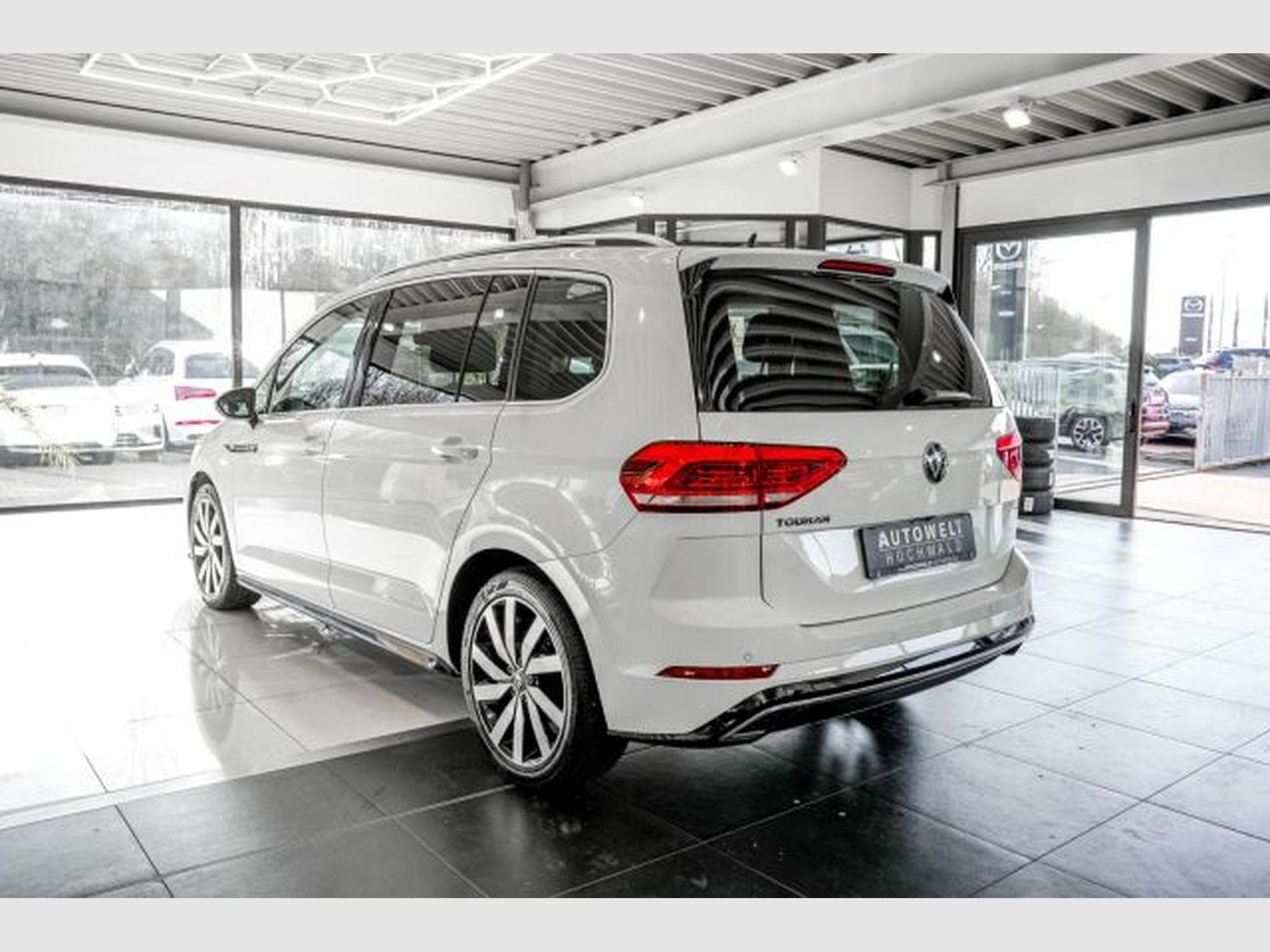 VW Touran Touran 1.5 TSI DSG R-Line NAVI RFK ACC LED PANO (2021) - Foto 9