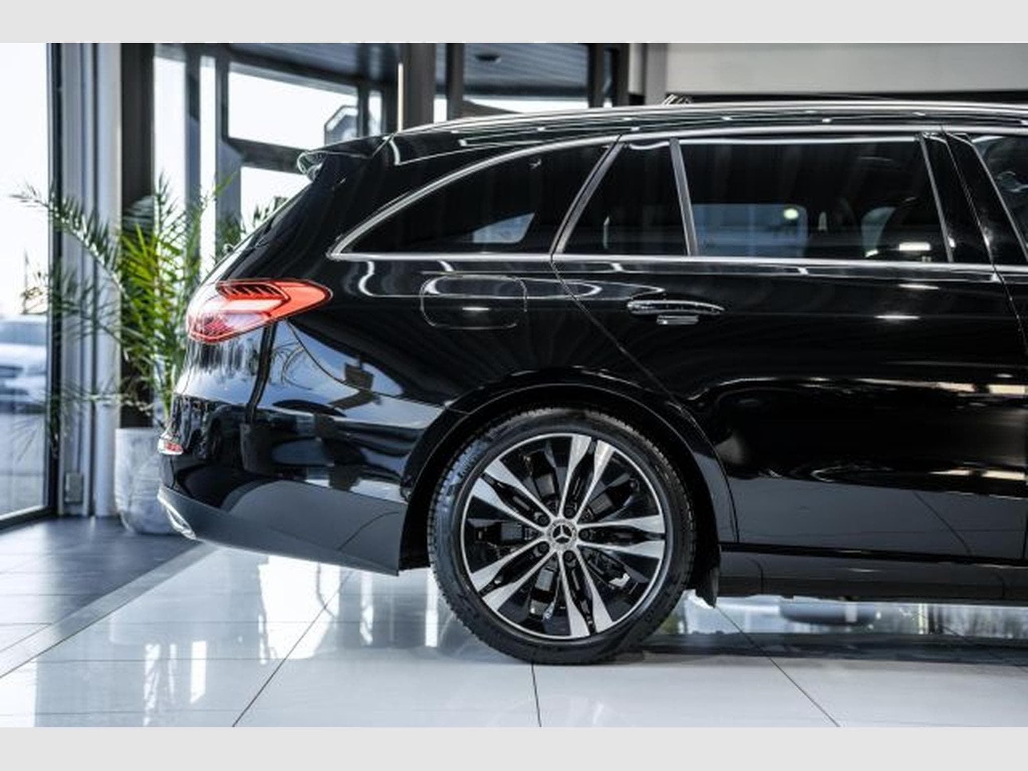 Mercedes C 220 C 220d T 9G Avantgarde NAVI LED RFK PANO Burmest (2023) - Photo 8