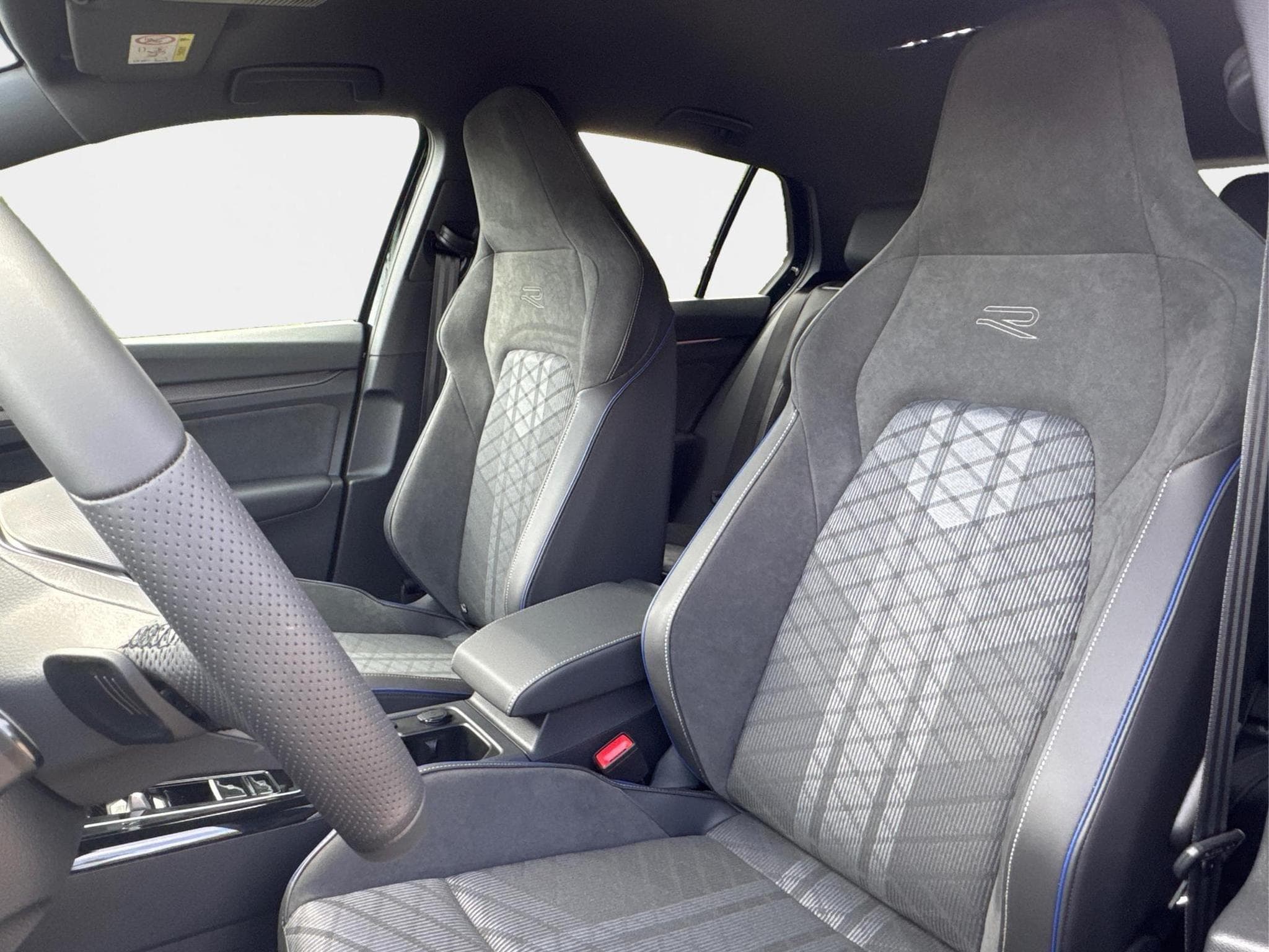 VW Golf R-Line Limited (2026) - Foto 14
