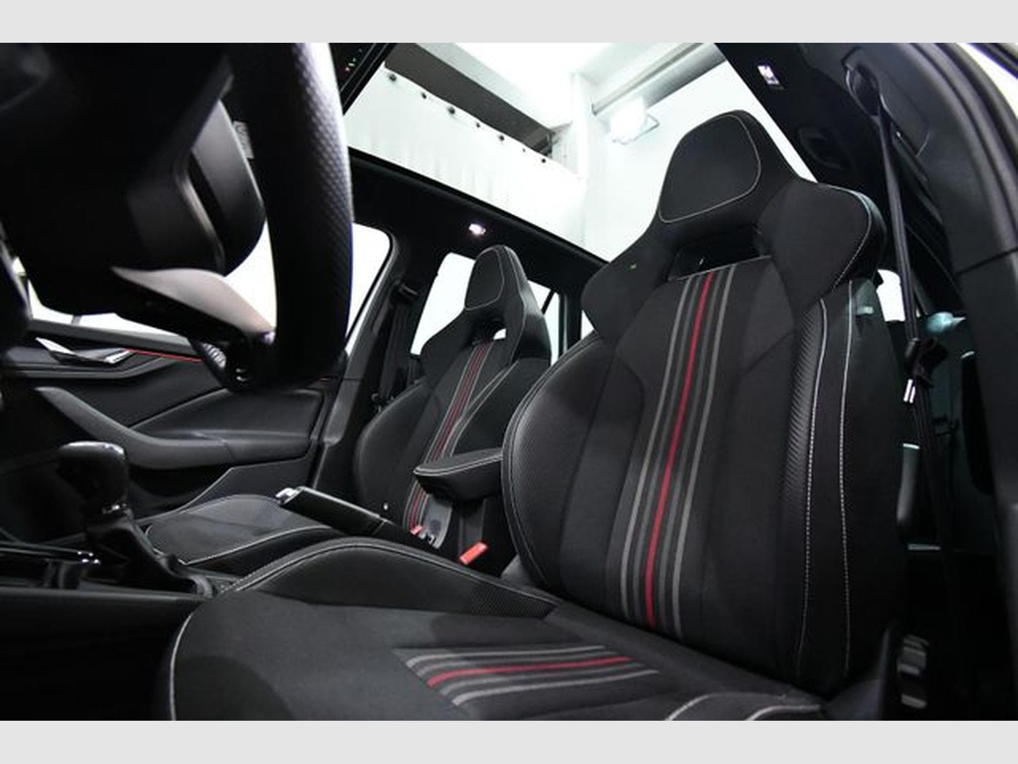 Skoda Kamiq Kamiq Monte Carlo, Navi, Pano., 17", R-View (2025) - Foto 8
