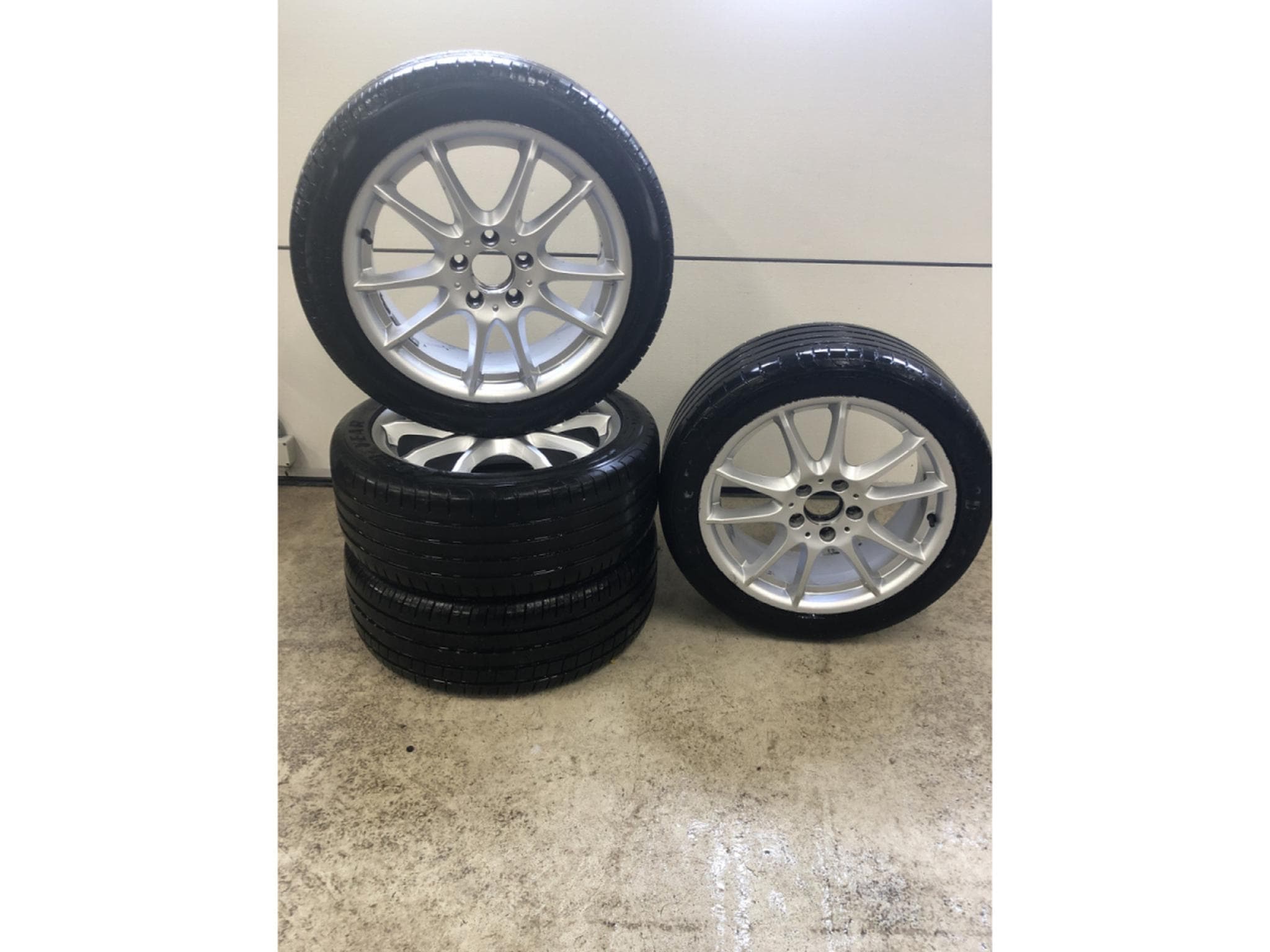 Jantes alu + Pneus é – 17" - Photo 1