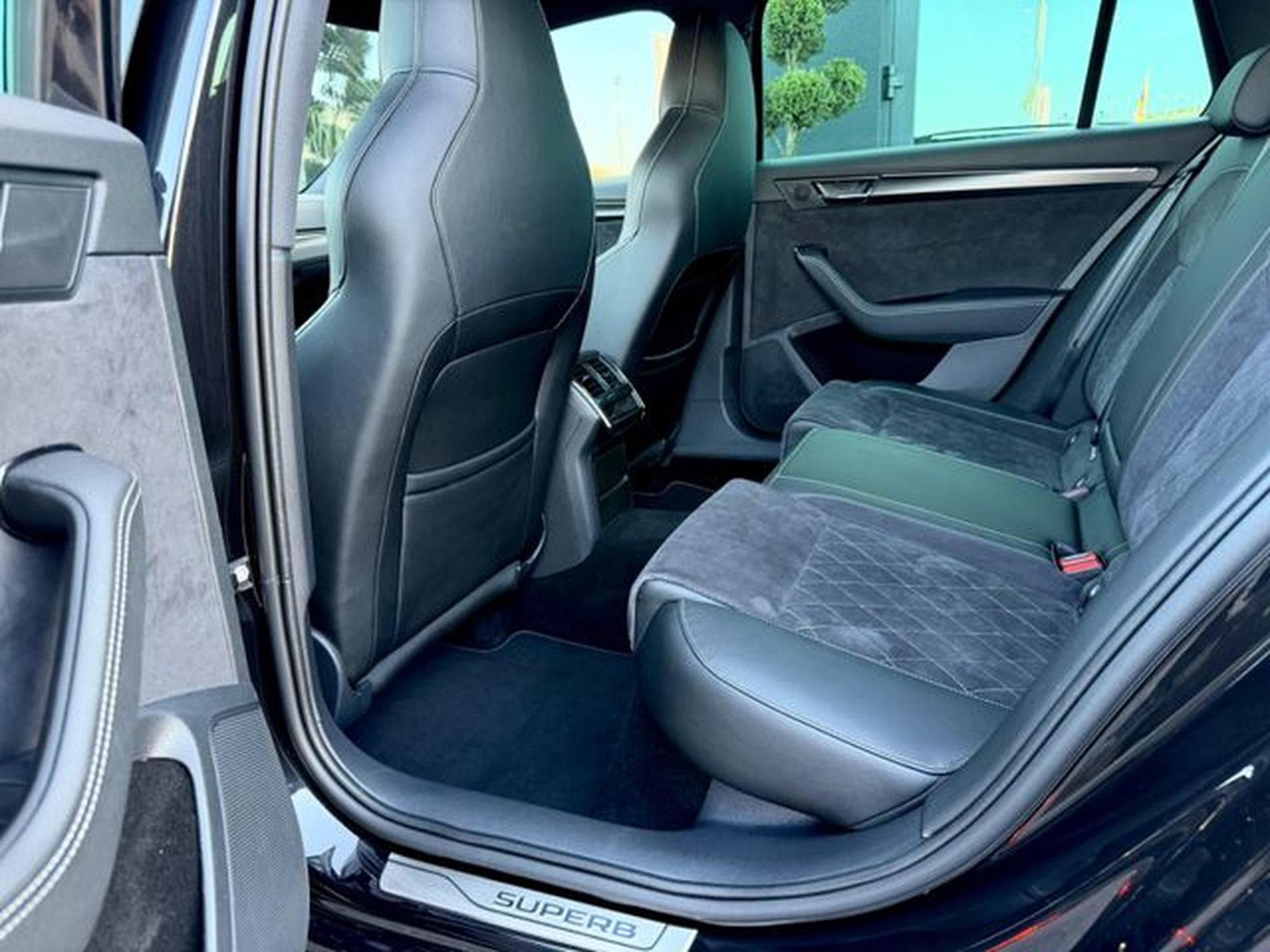 Skoda Superb Superb Combi Sportline 2.0 TDI DSG 4x4 /1.HAND/ (2022) - Photo 14