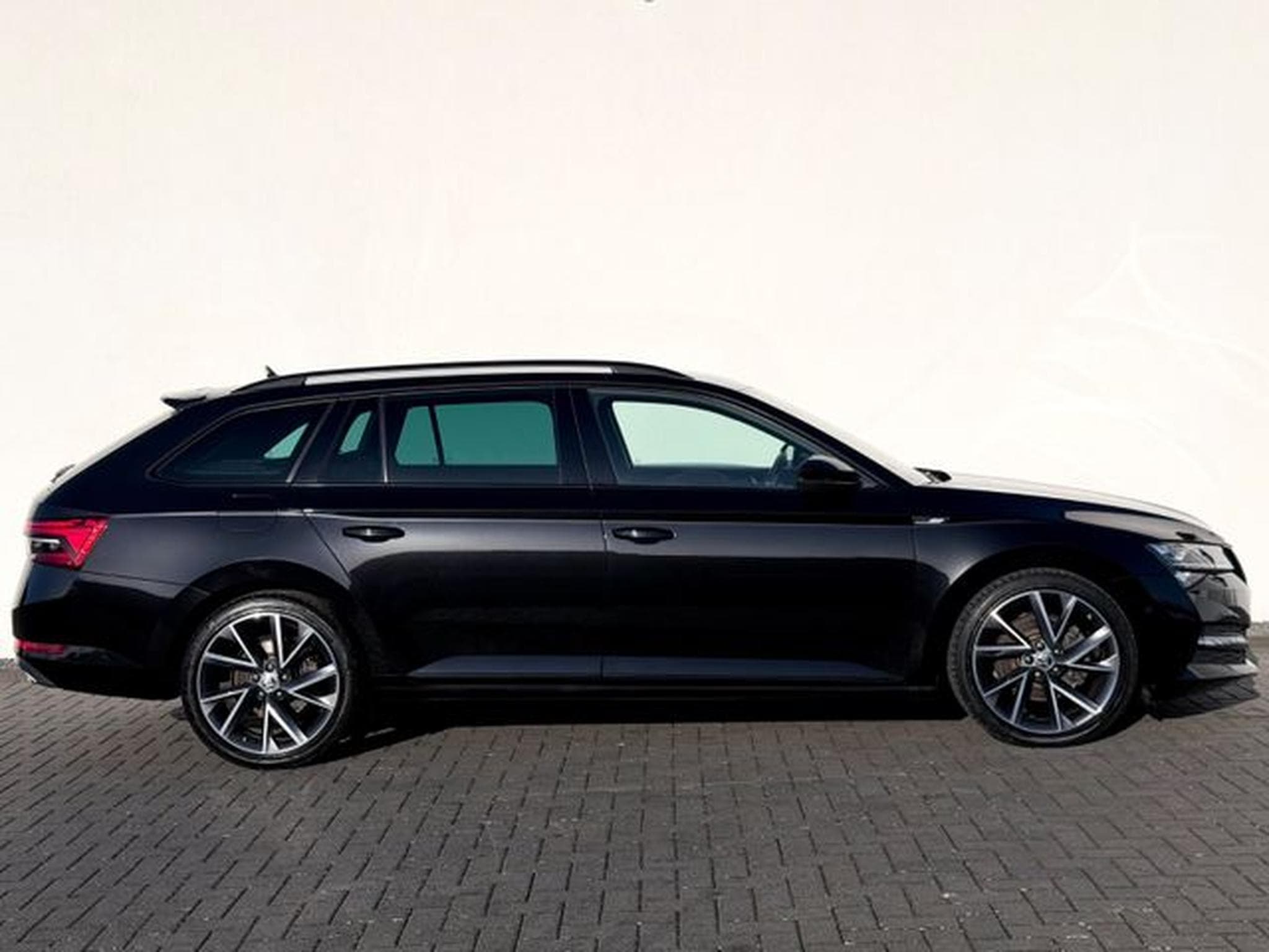 Skoda Superb Superb Combi Sportline 2.0 TDI DSG 4x4 /1.HAND/ (2022) - Photo 4