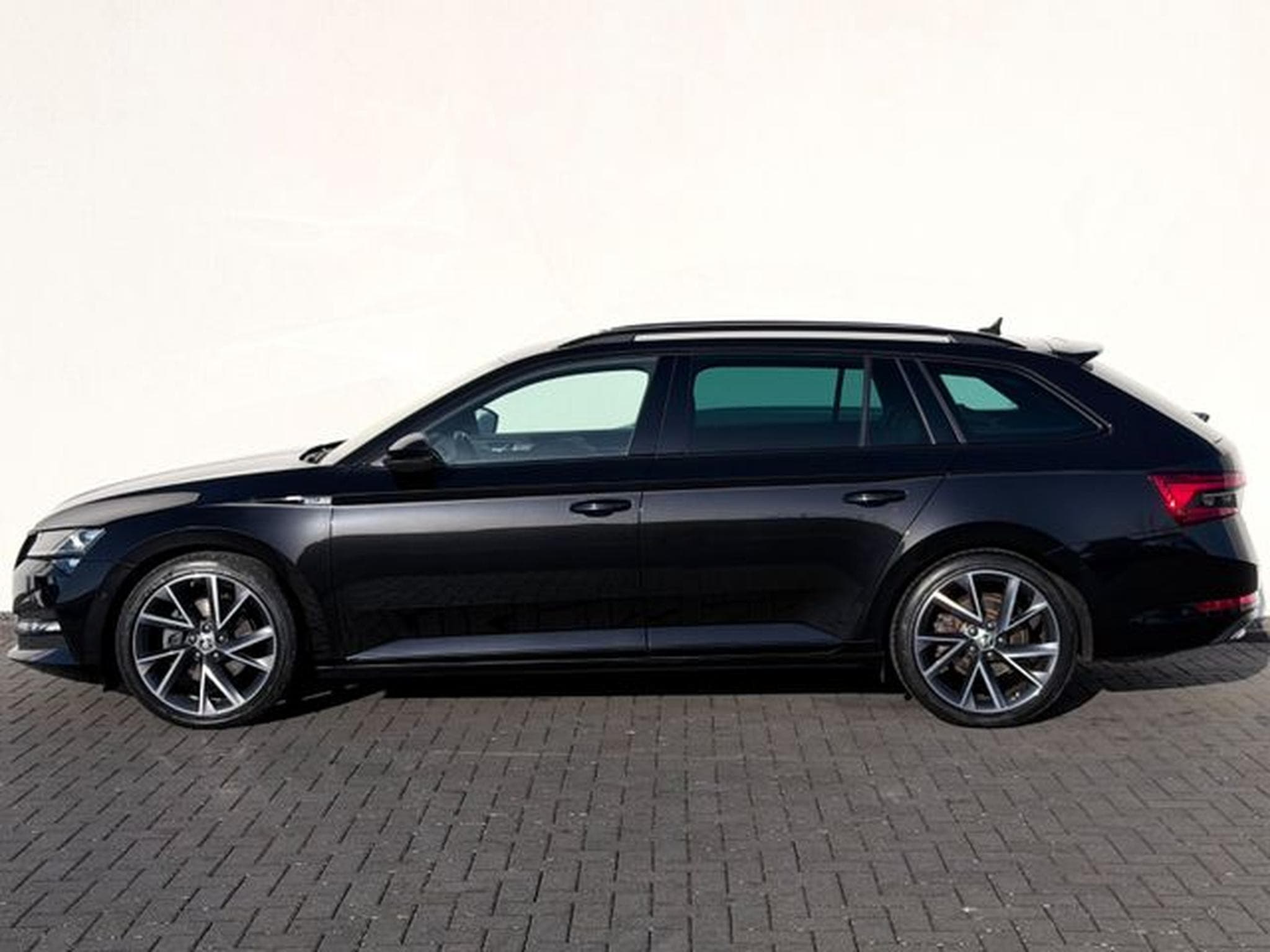Skoda Superb Superb Combi Sportline 2.0 TDI DSG 4x4 /1.HAND/ (2022) - Photo 8