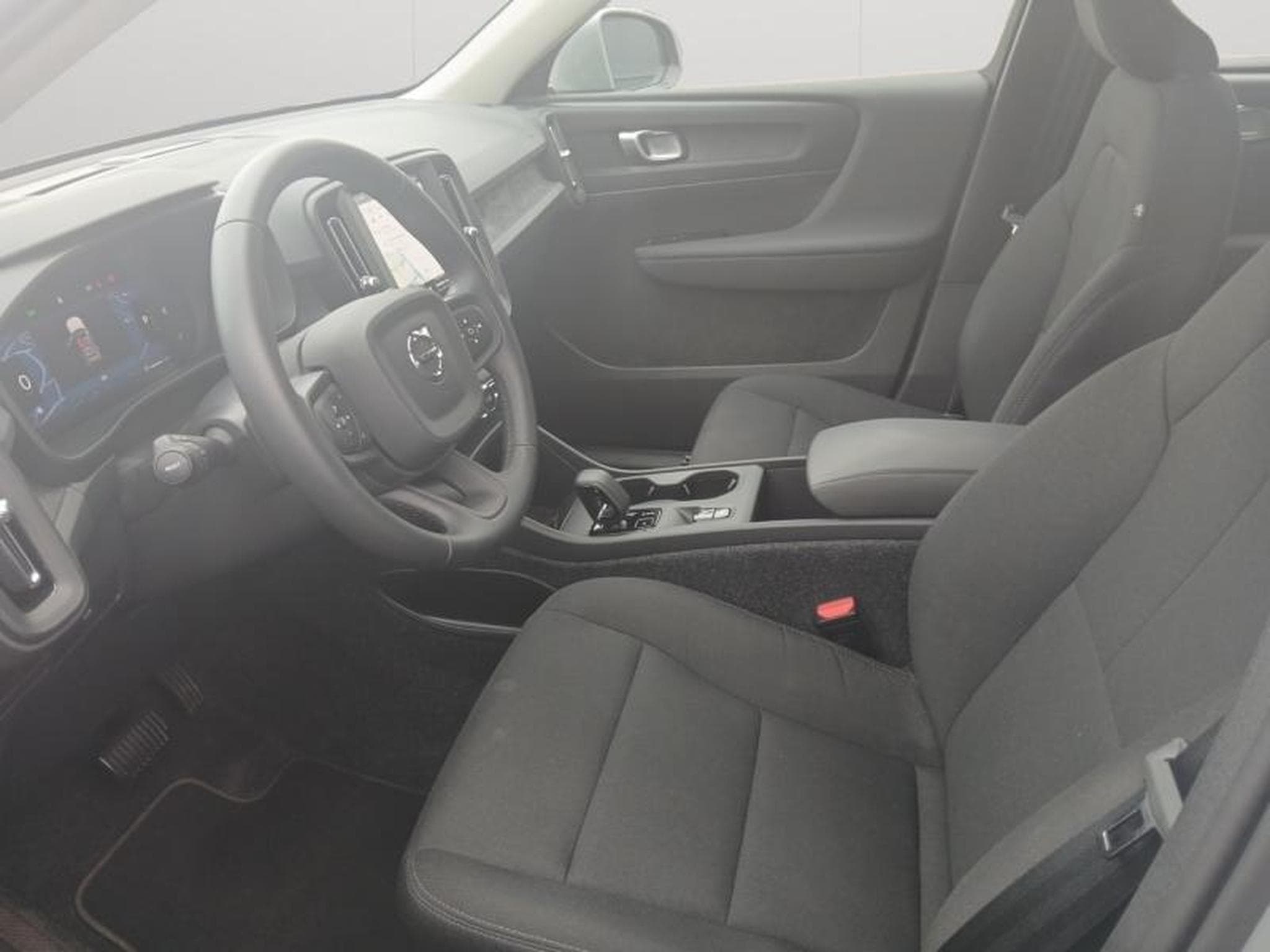 Volvo XC40 Essentiel B3 Mild Hybrid (2025) - Photo 10