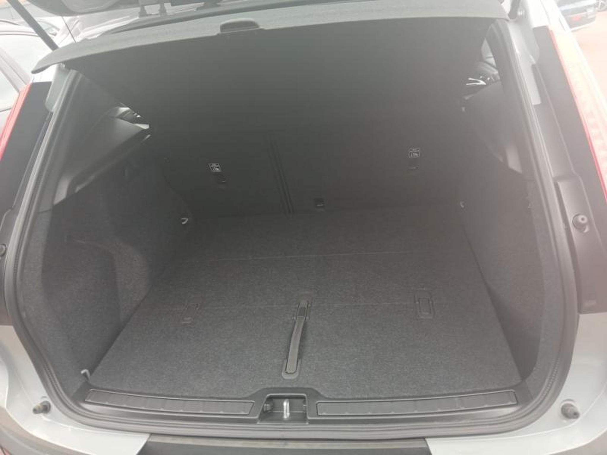 Volvo XC40 Essentiel B3 Mild Hybrid (2025) - Photo 19