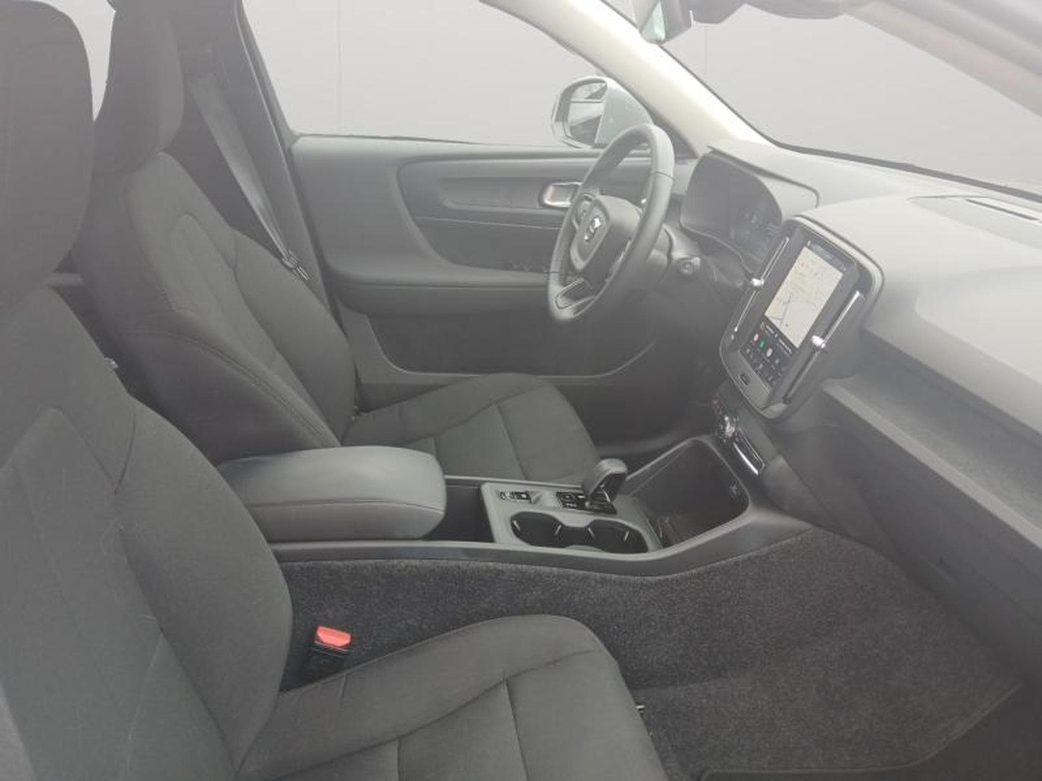 Volvo XC40 Essentiel B3 Mild Hybrid (2025) - Photo 15
