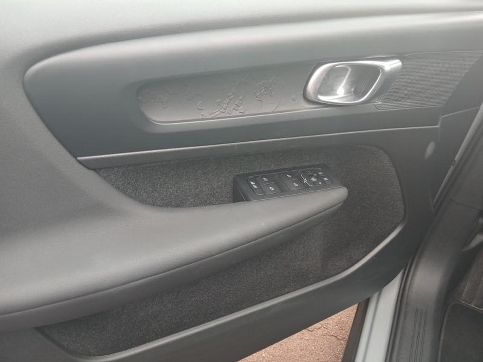 Volvo XC40 Essentiel B3 Mild Hybrid (2025) - Photo 20