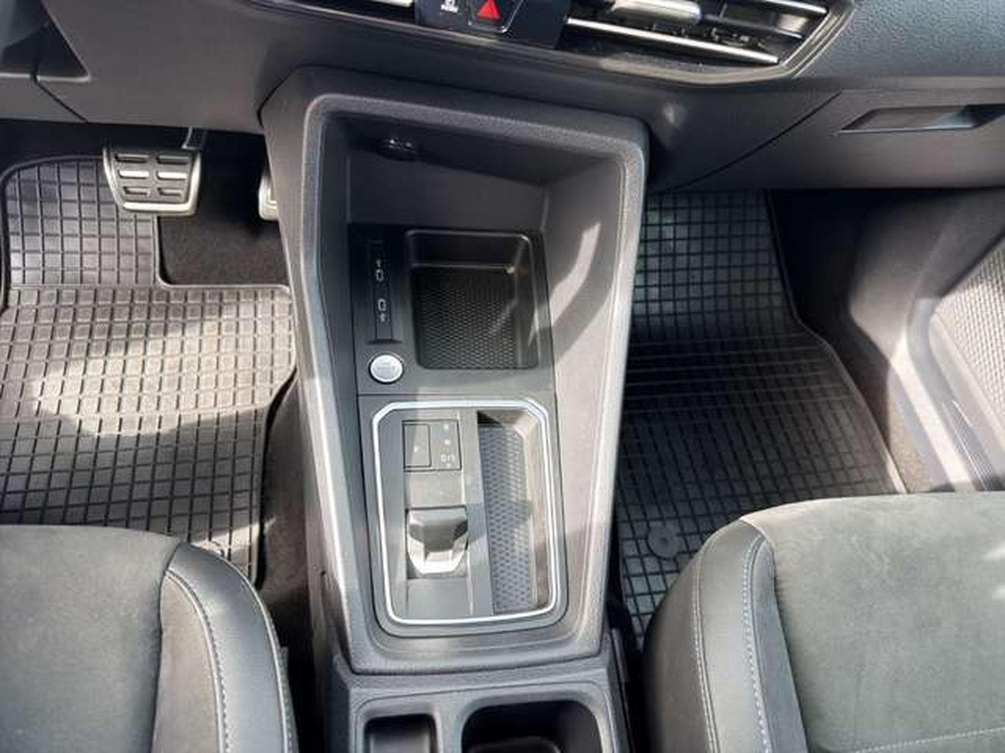 VW Caddy Style 2.0 TDI DSG/Navi/LED/Pano (2022) - Photo 17