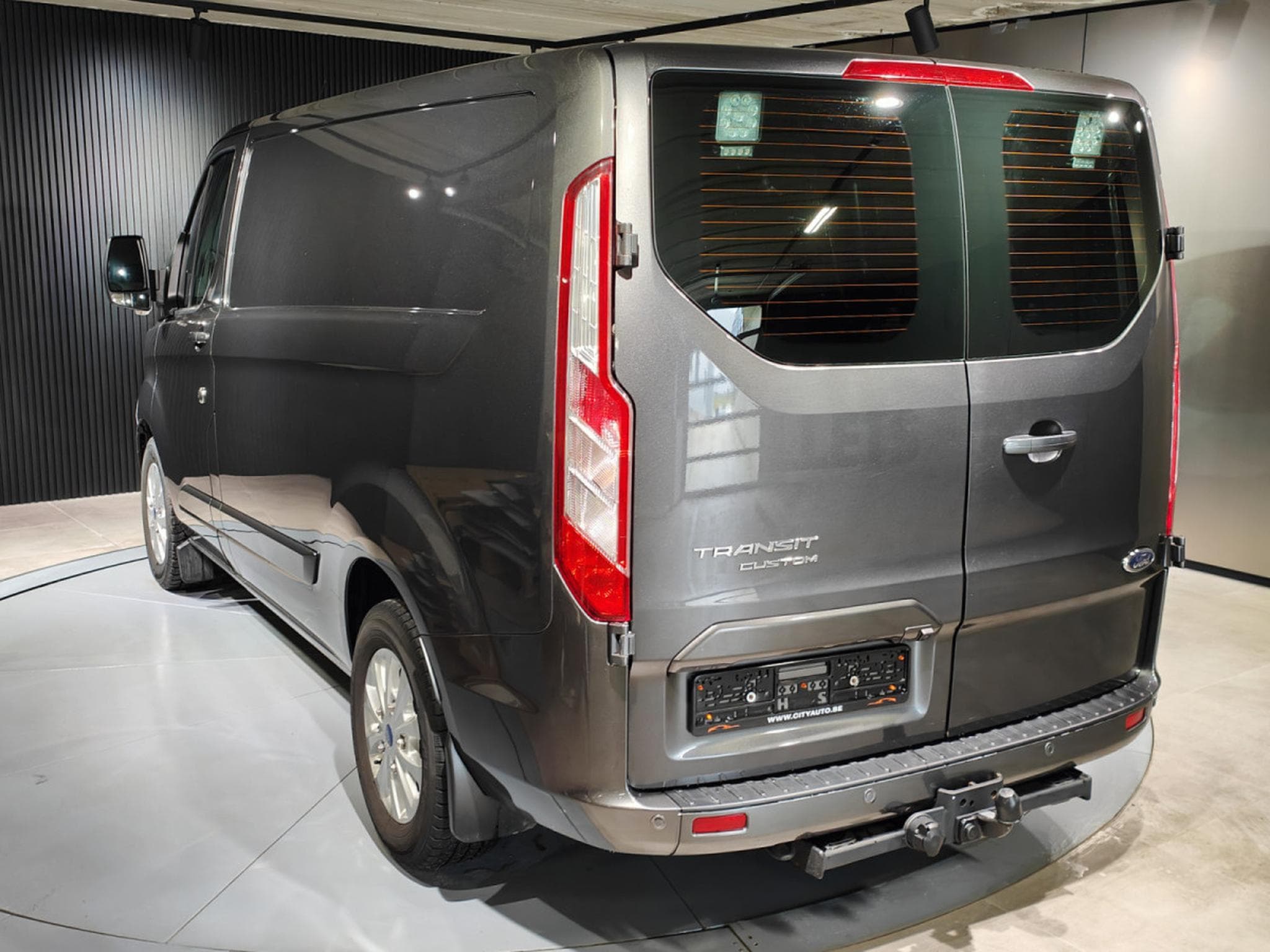 Ford Transit 2.0 TDCI BOITE AUTO 3PLACES CAMERA CARPLAY CRUISE ATTELAGE (2023) - Photo 4