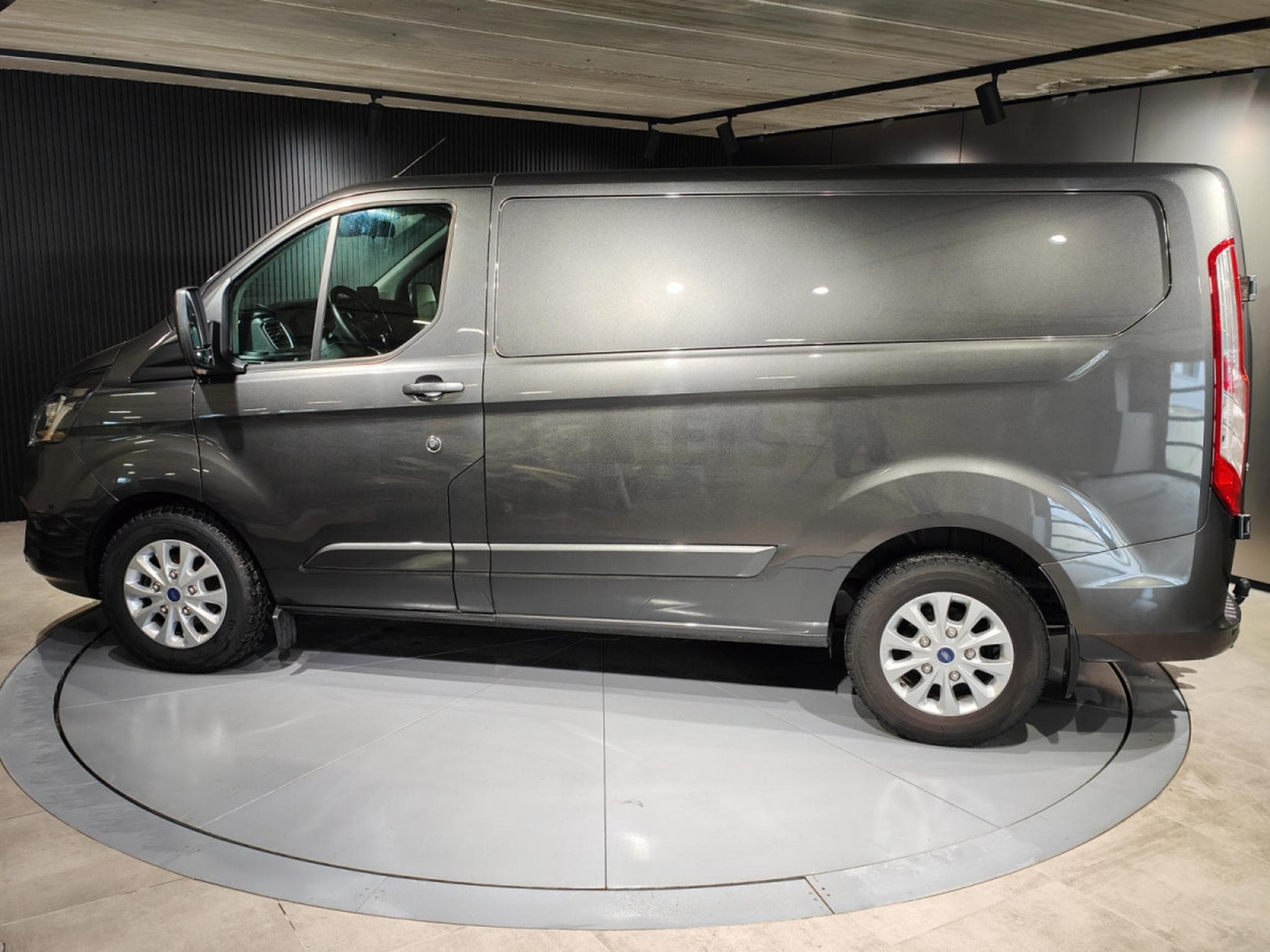 Ford Transit 2.0 TDCI BOITE AUTO 3PLACES CAMERA CARPLAY CRUISE ATTELAGE (2023) - Photo 5