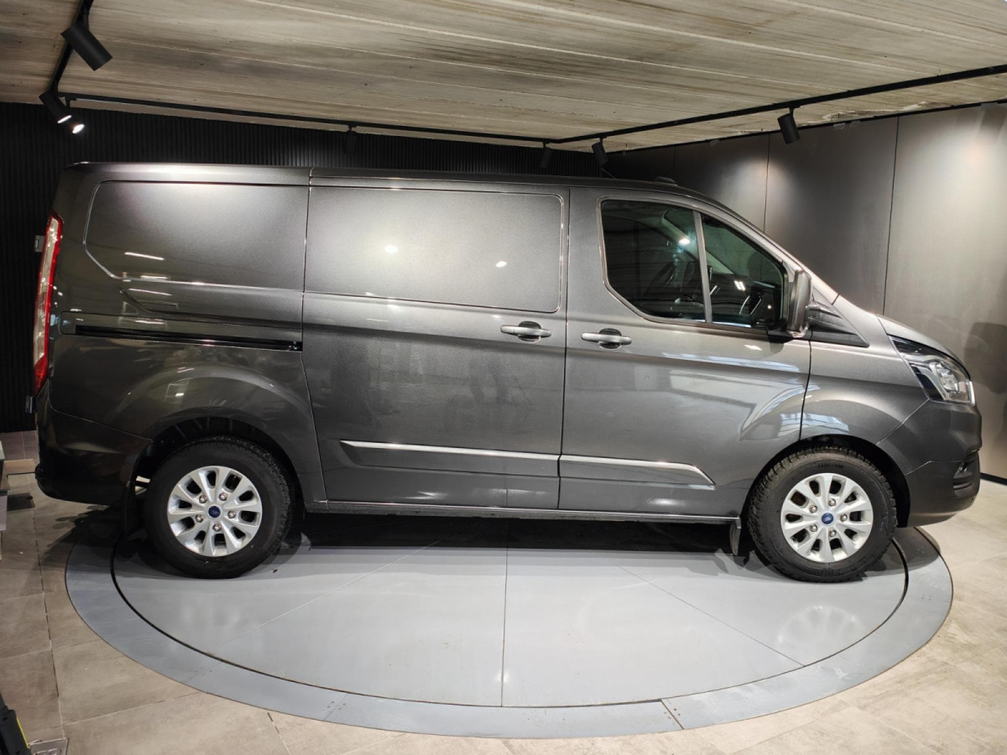 Ford Transit 2.0 TDCI BOITE AUTO 3PLACES CAMERA CARPLAY CRUISE ATTELAGE (2023) - Photo 2
