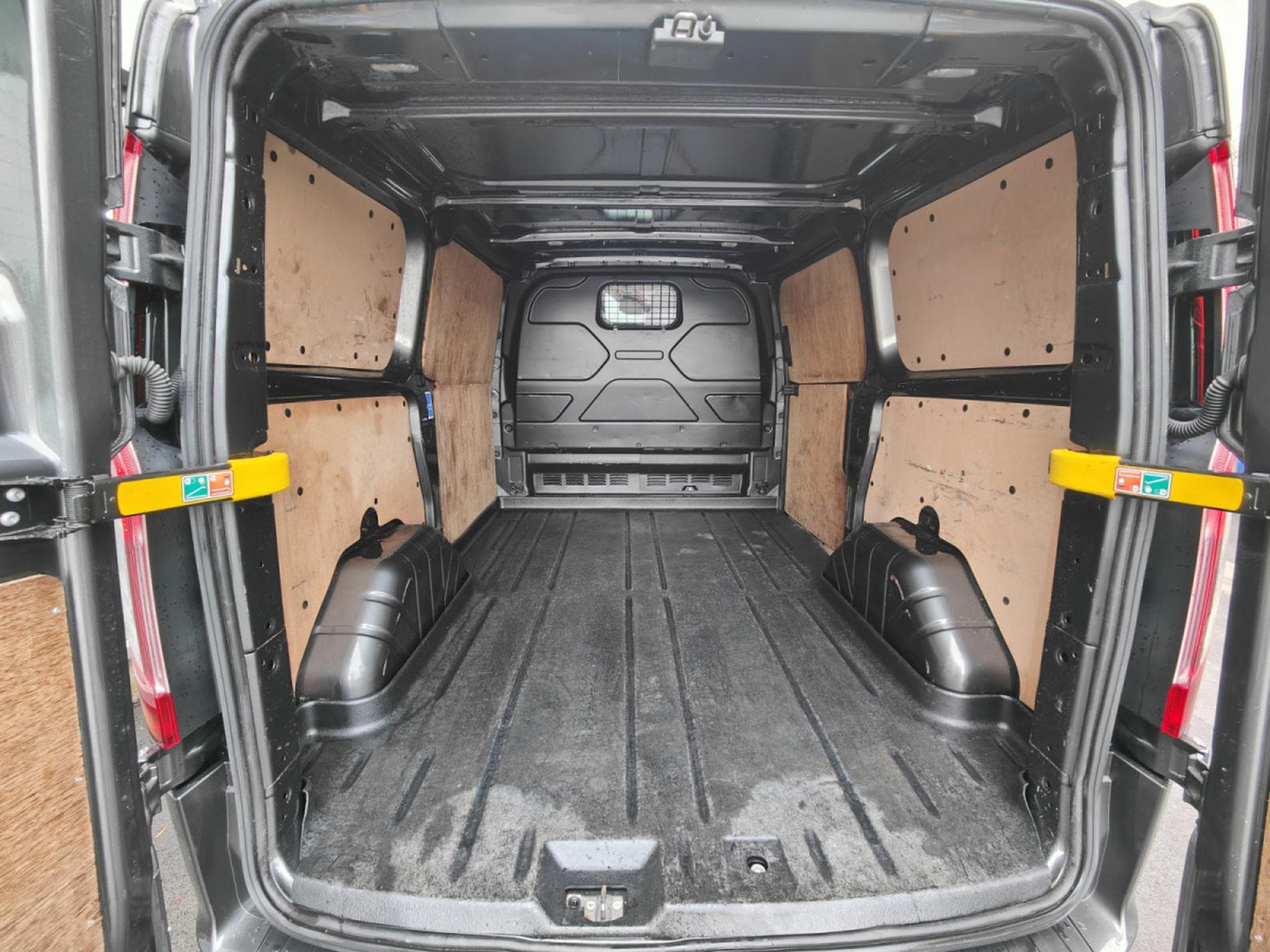 Ford Transit 2.0 TDCI BOITE AUTO 3PLACES CAMERA CARPLAY CRUISE ATTELAGE (2023) - Photo 9
