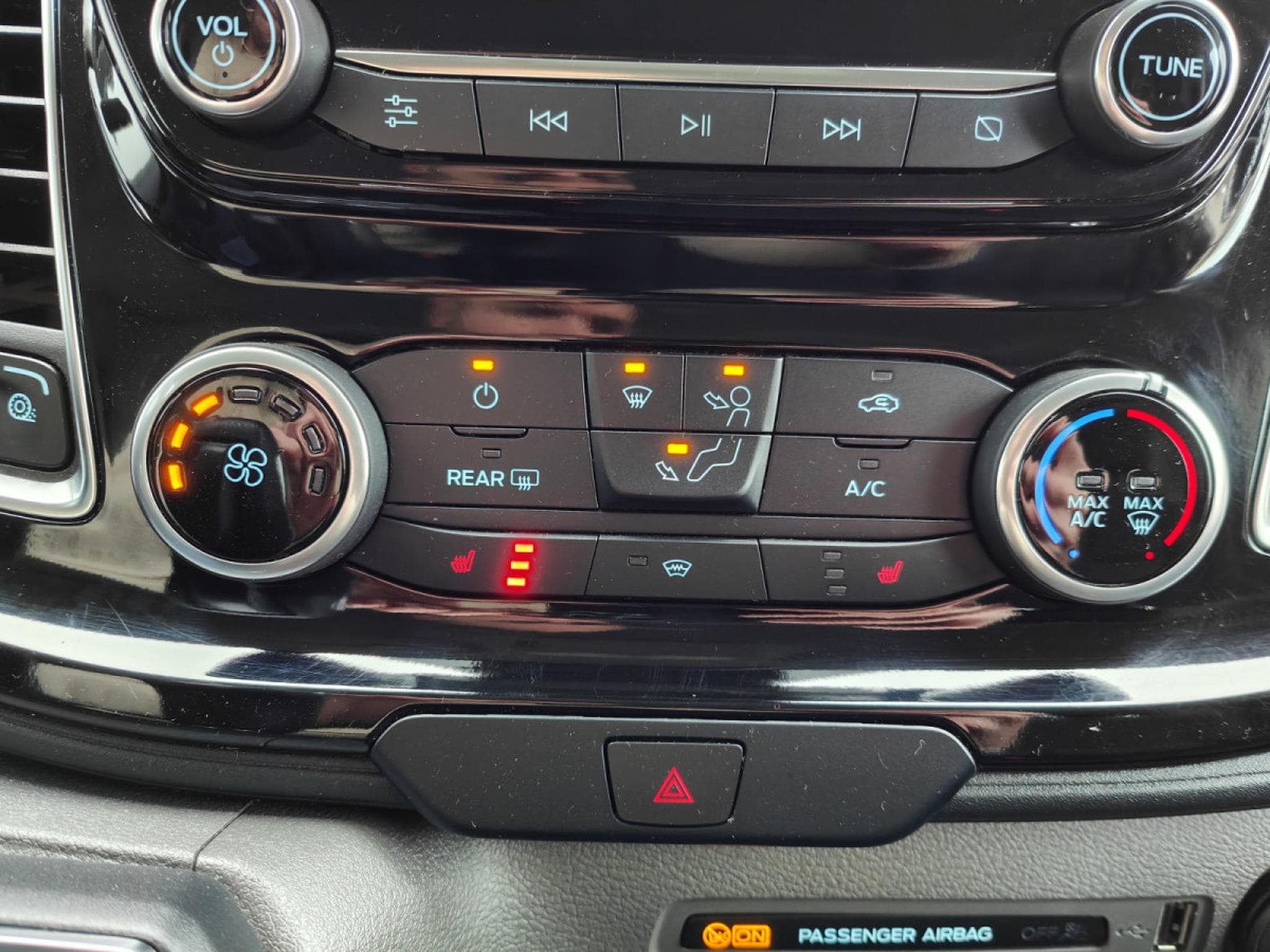 Ford Transit 2.0 TDCI BOITE AUTO 3PLACES CAMERA CARPLAY CRUISE ATTELAGE (2023) - Photo 13