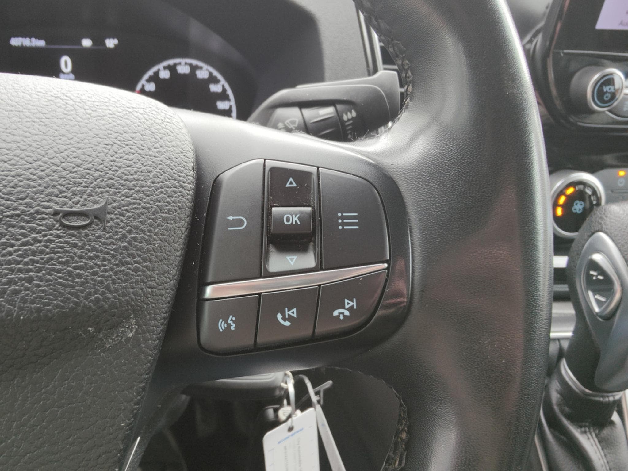 Ford Transit 2.0 TDCI BOITE AUTO 3PLACES CAMERA CARPLAY CRUISE ATTELAGE (2023) - Photo 18