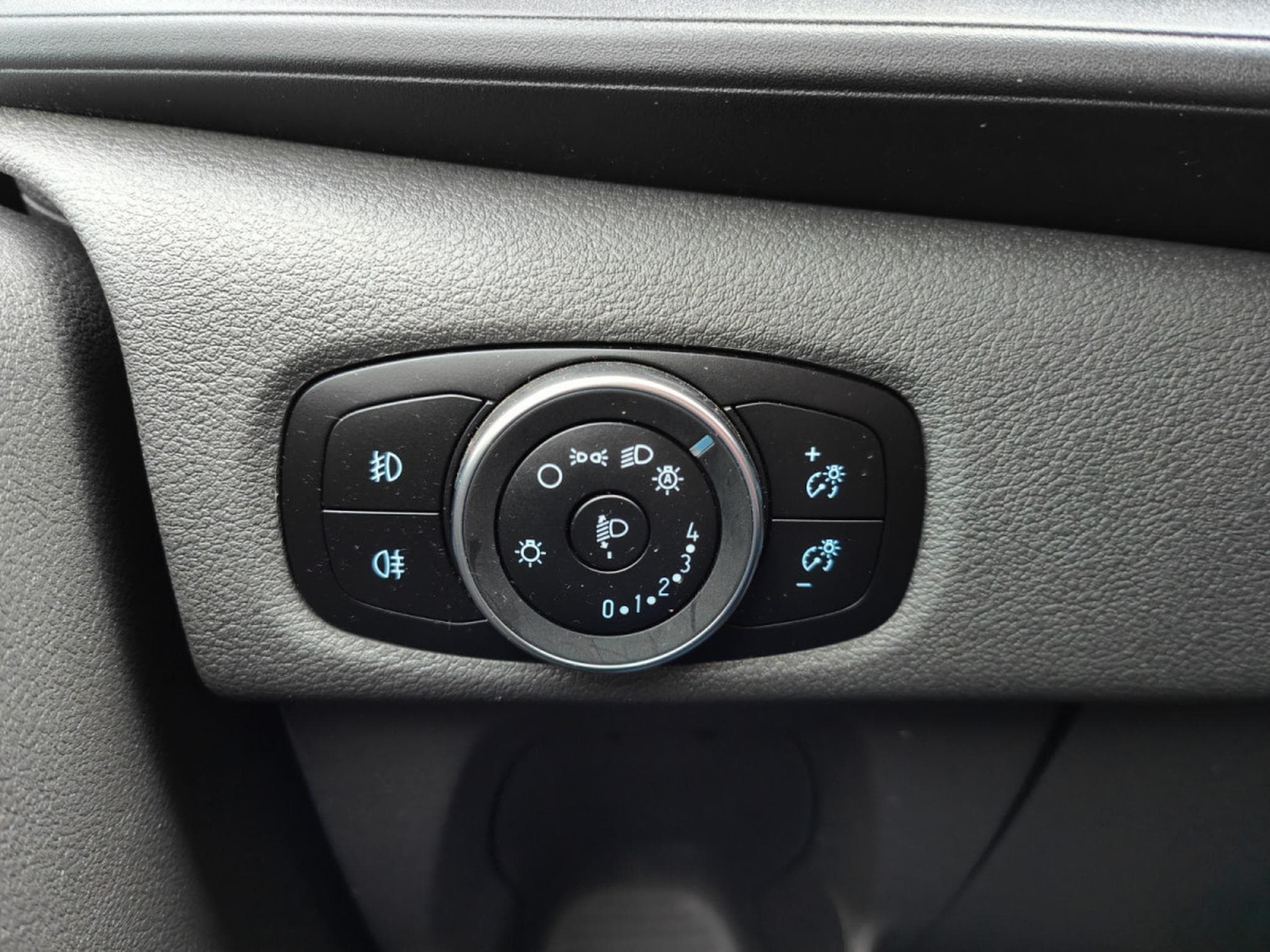 Ford Transit 2.0 TDCI BOITE AUTO 3PLACES CAMERA CARPLAY CRUISE ATTELAGE (2023) - Photo 20