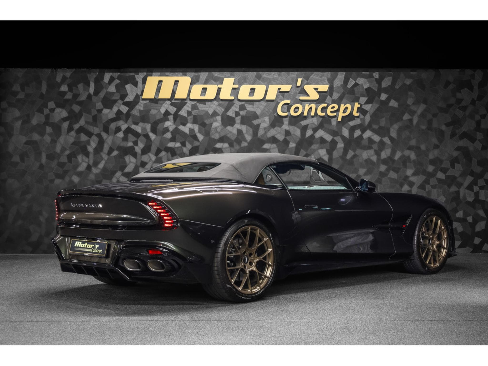 Aston-Martin Vanquish Volante V12 Twin Turbo - Minotaur Green (2026) - Foto 3