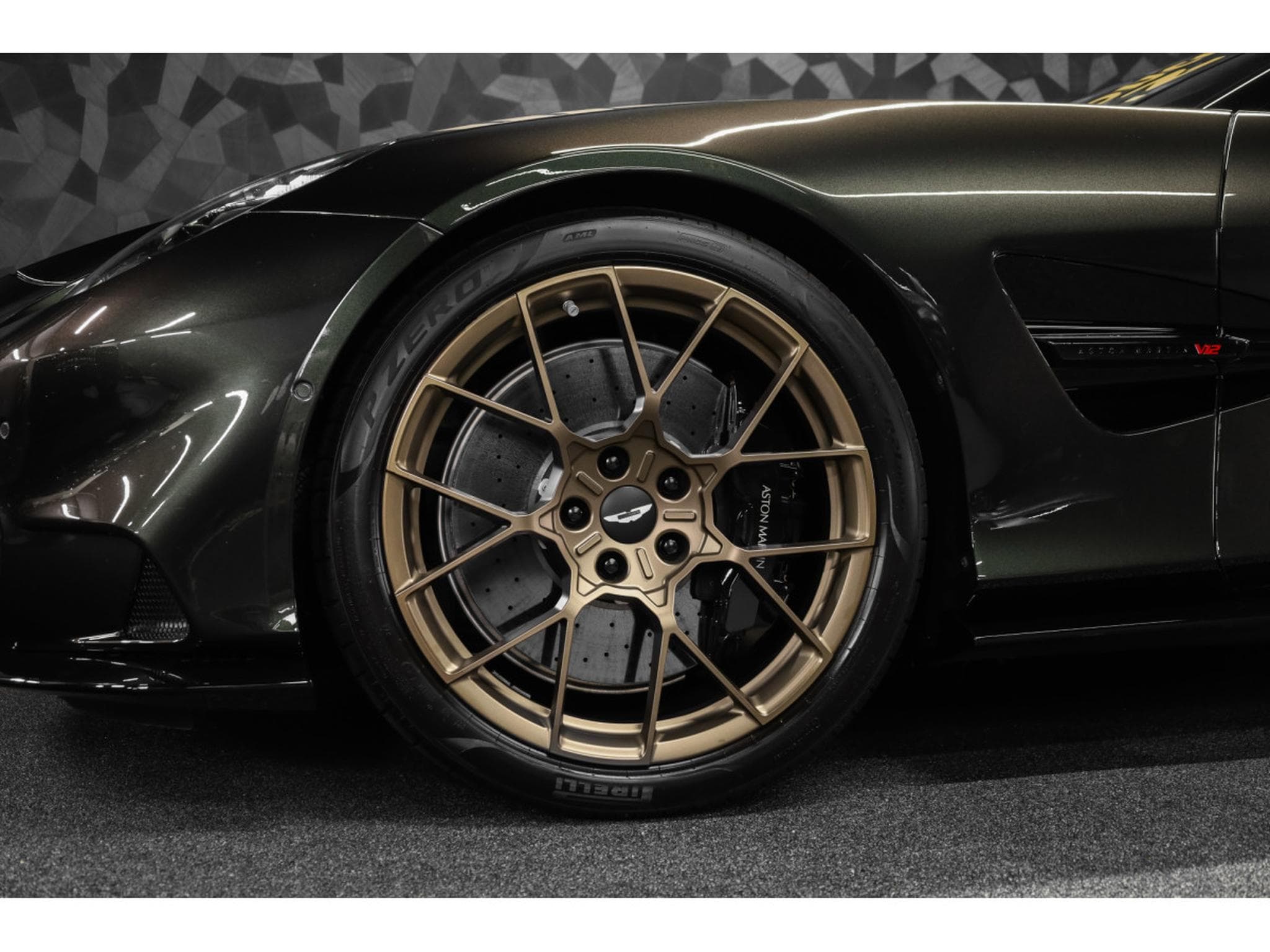 Aston-Martin Vanquish Volante V12 Twin Turbo - Minotaur Green (2026) - Foto 11