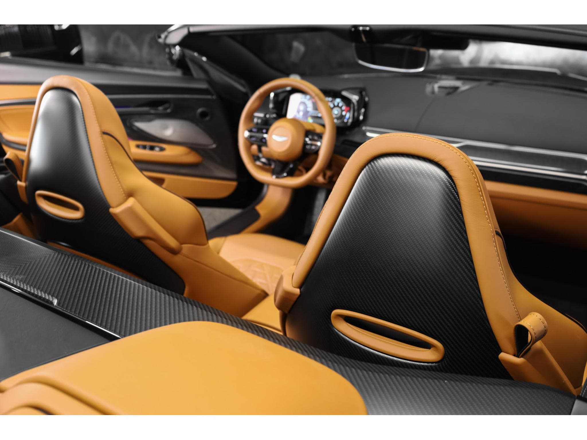 Aston-Martin Vanquish Volante V12 Twin Turbo - Minotaur Green (2026) - Foto 19