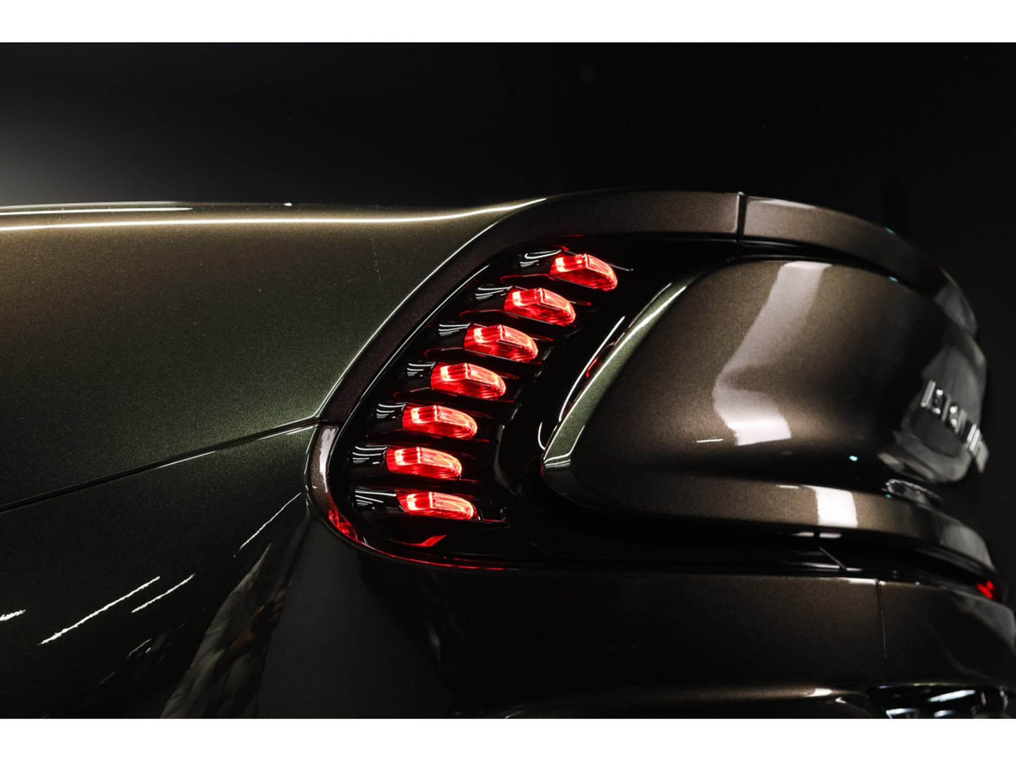 Aston-Martin Vanquish Volante V12 Twin Turbo - Minotaur Green (2026) - Foto 20