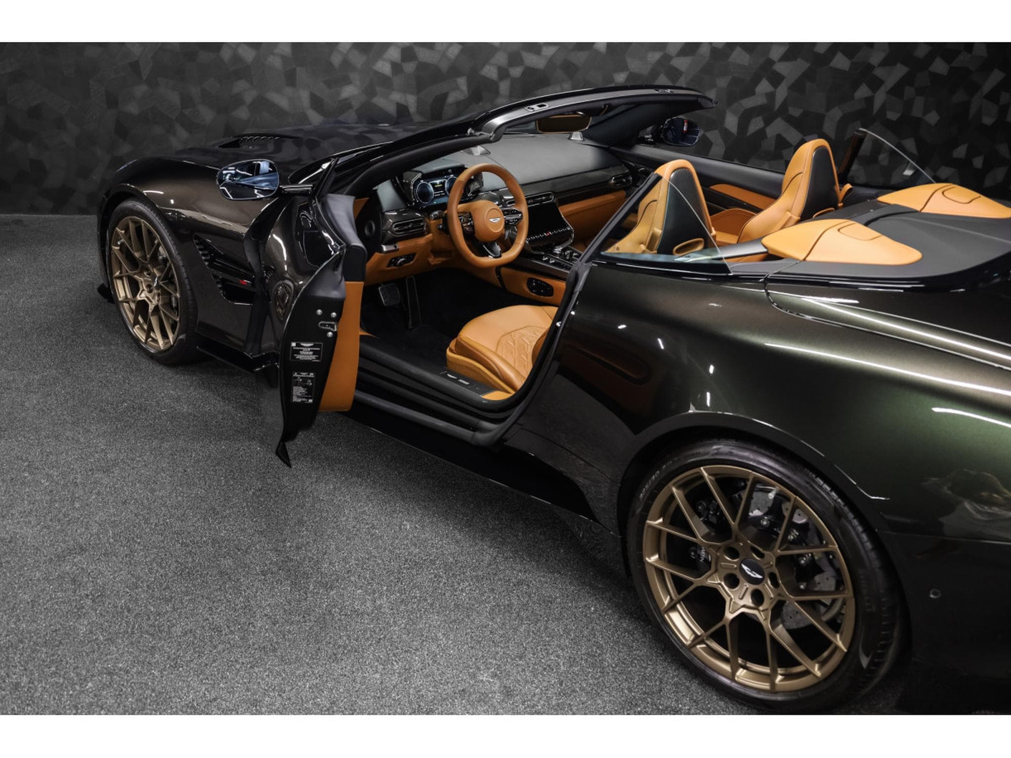 Aston-Martin Vanquish Volante V12 Twin Turbo - Minotaur Green (2026) - Foto 24