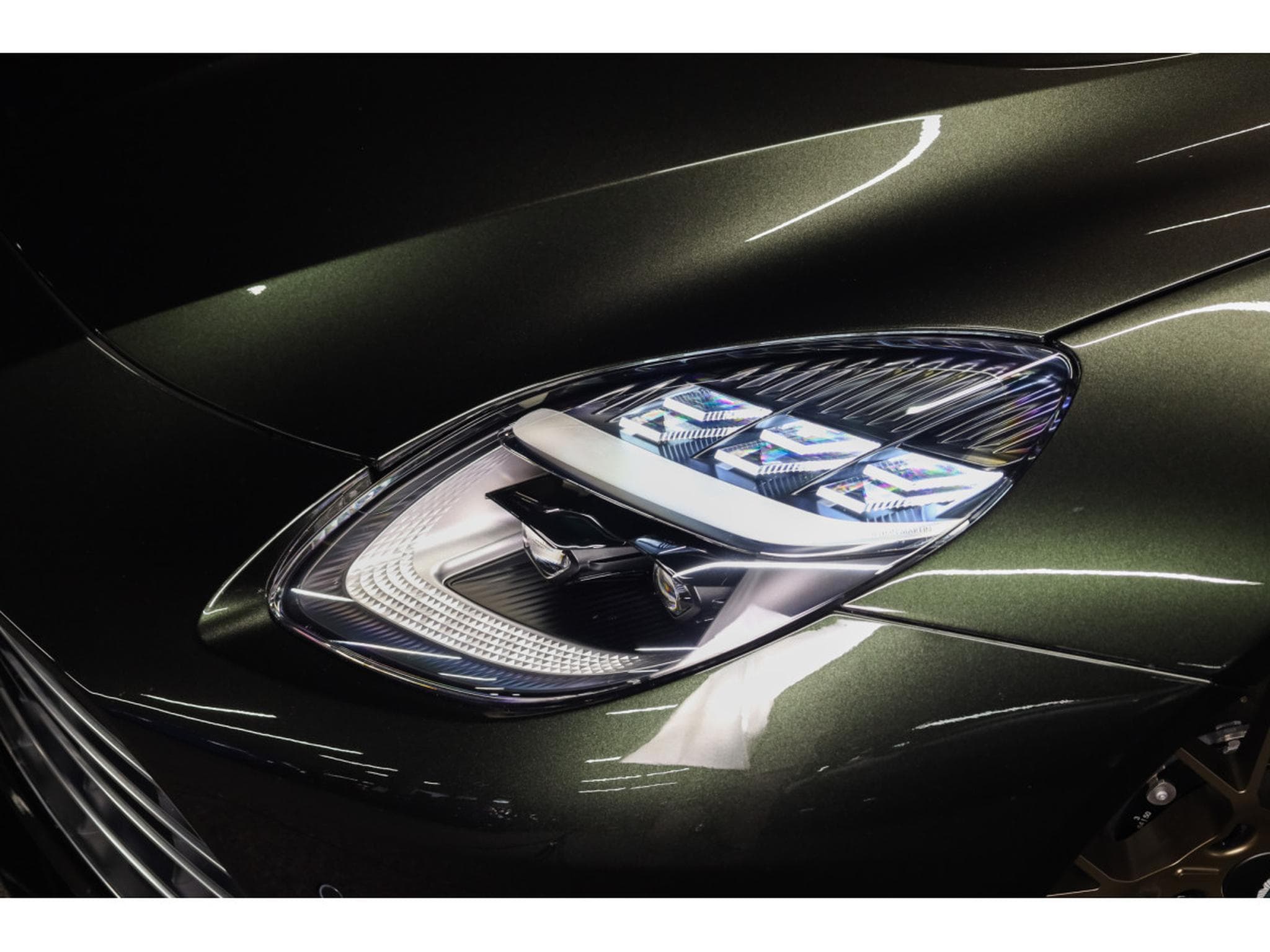 Aston-Martin Vanquish Volante V12 Twin Turbo - Minotaur Green (2026) - Foto 29