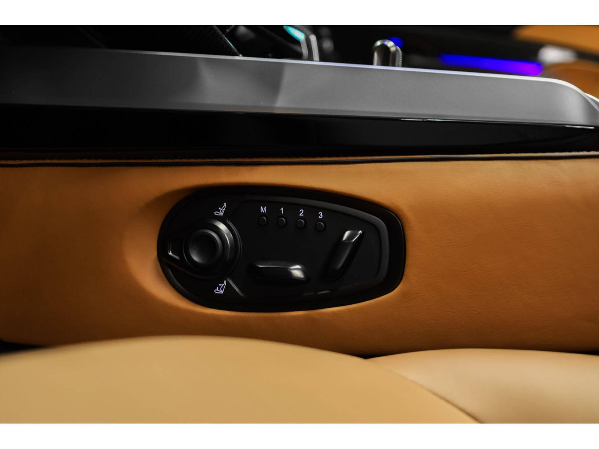 Aston-Martin Vanquish Volante V12 Twin Turbo - Minotaur Green (2026) - Foto 30