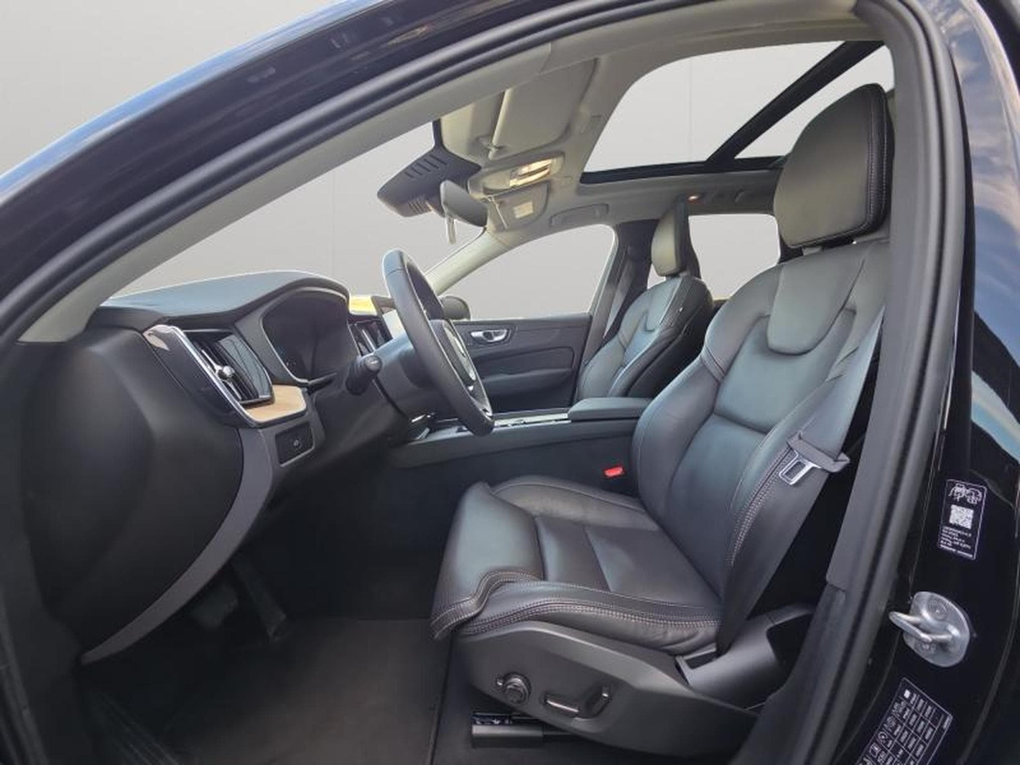 Volvo XC60 Facelift B5 AWD Ultra Dark/ Essence (2025) - Photo 10