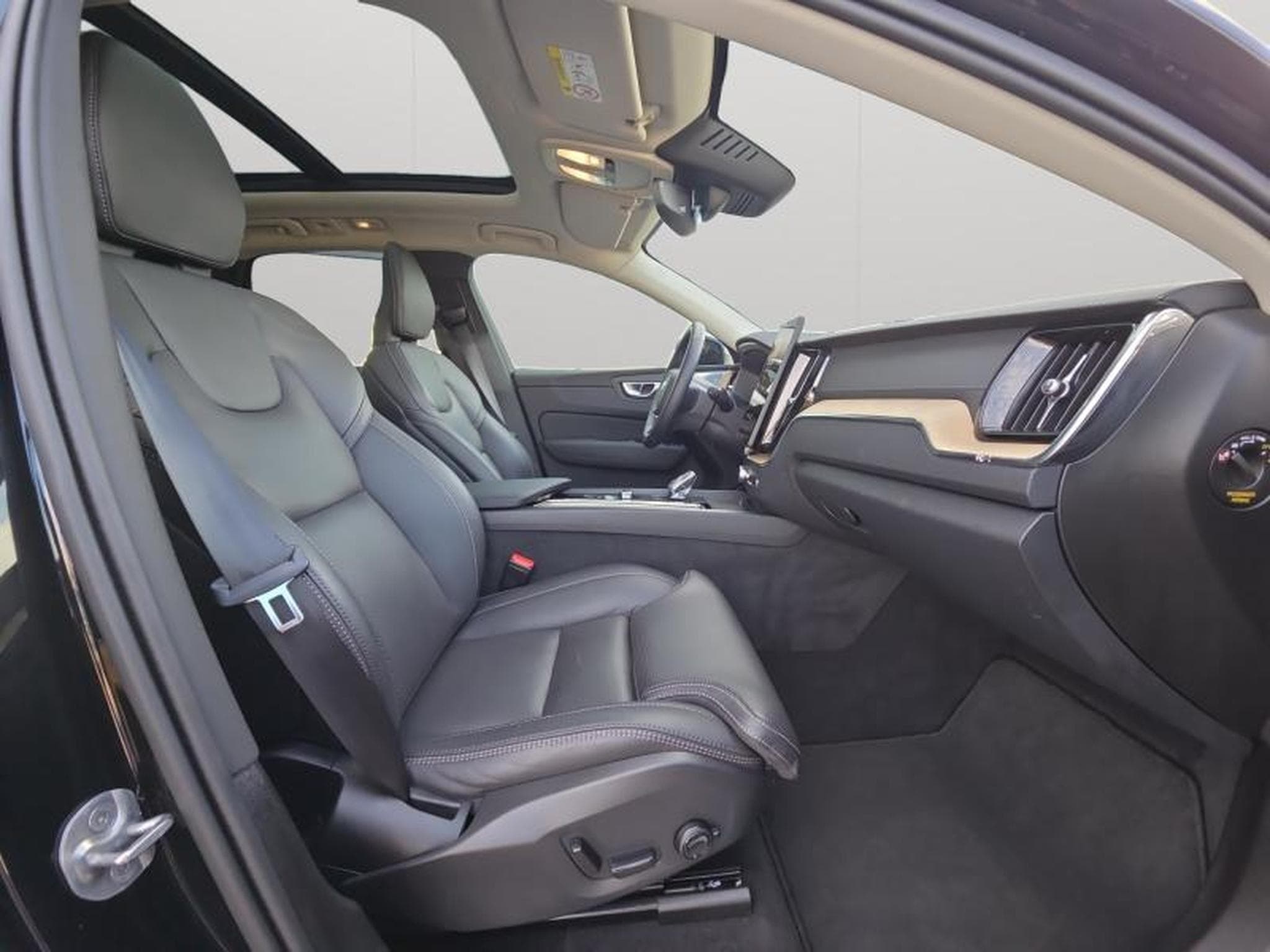 Volvo XC60 Facelift B5 AWD Ultra Dark/ Essence (2025) - Photo 15