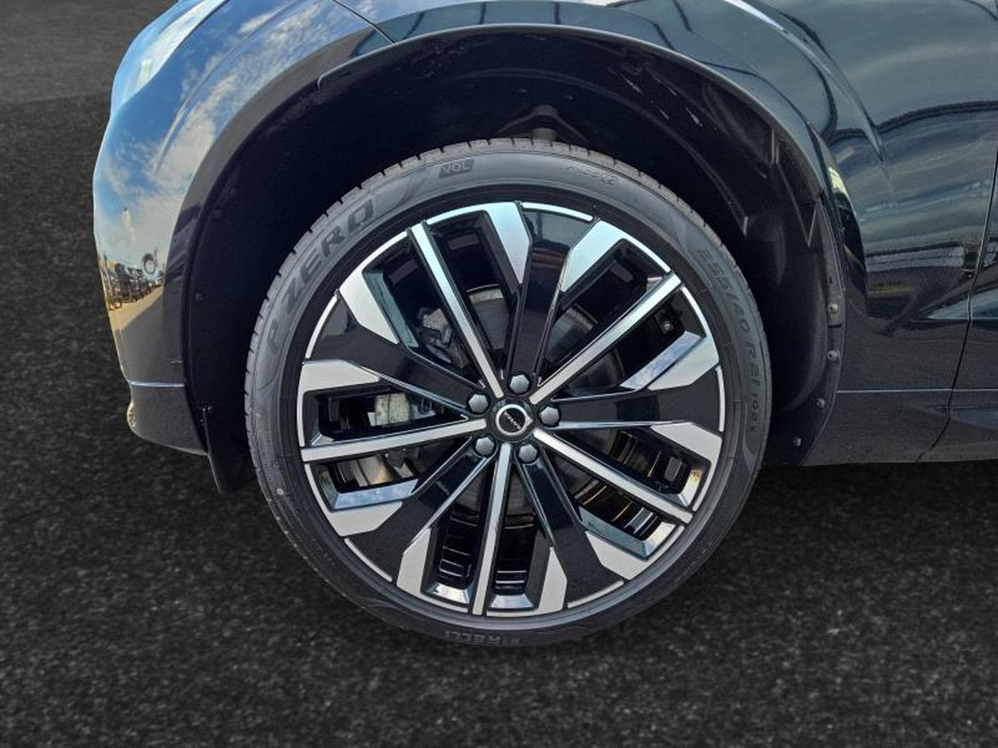 Volvo XC60 Facelift B5 AWD Ultra Dark/ Essence (2025) - Photo 14