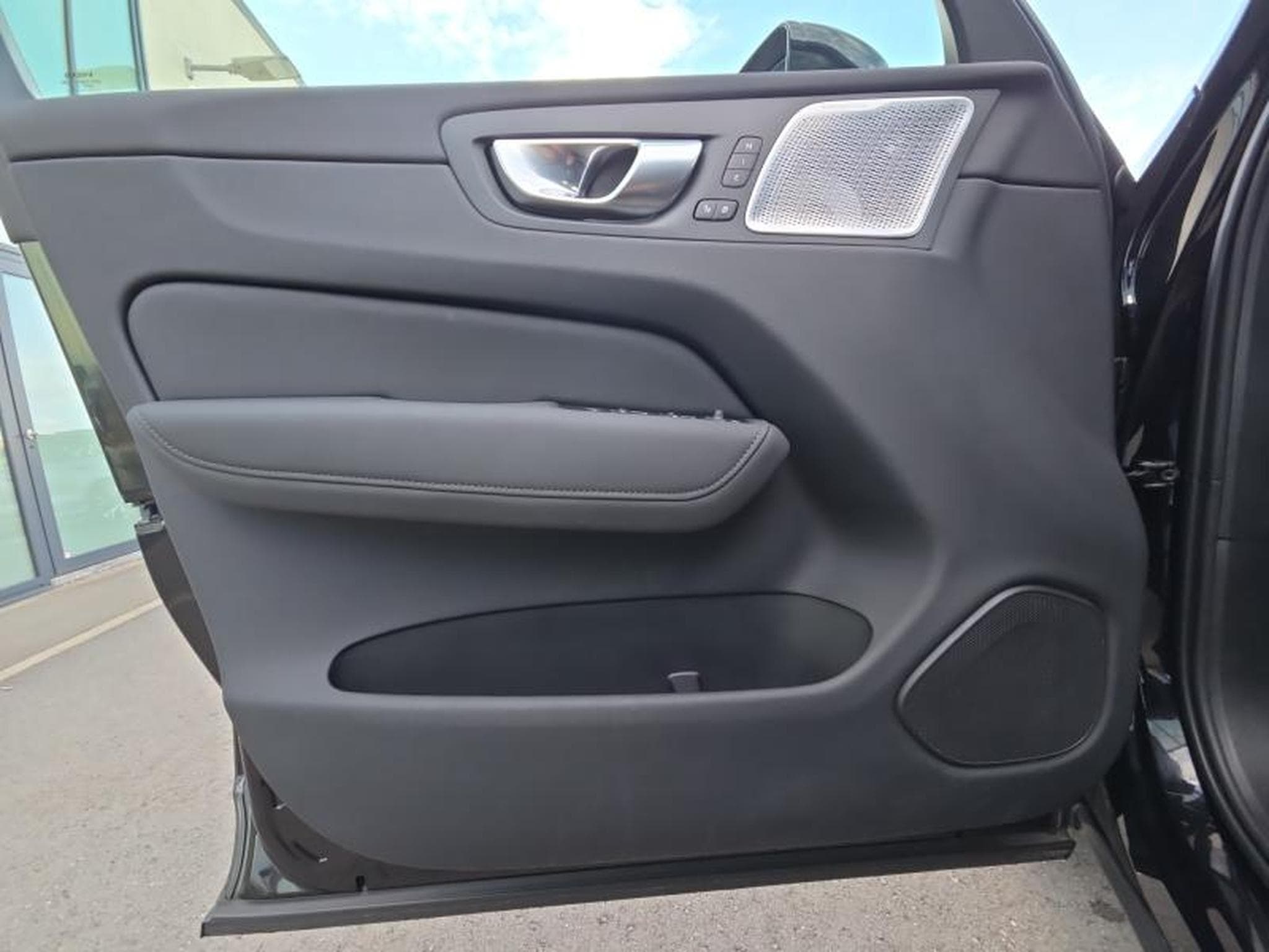 Volvo XC60 Facelift B5 AWD Ultra Dark/ Essence (2025) - Photo 20