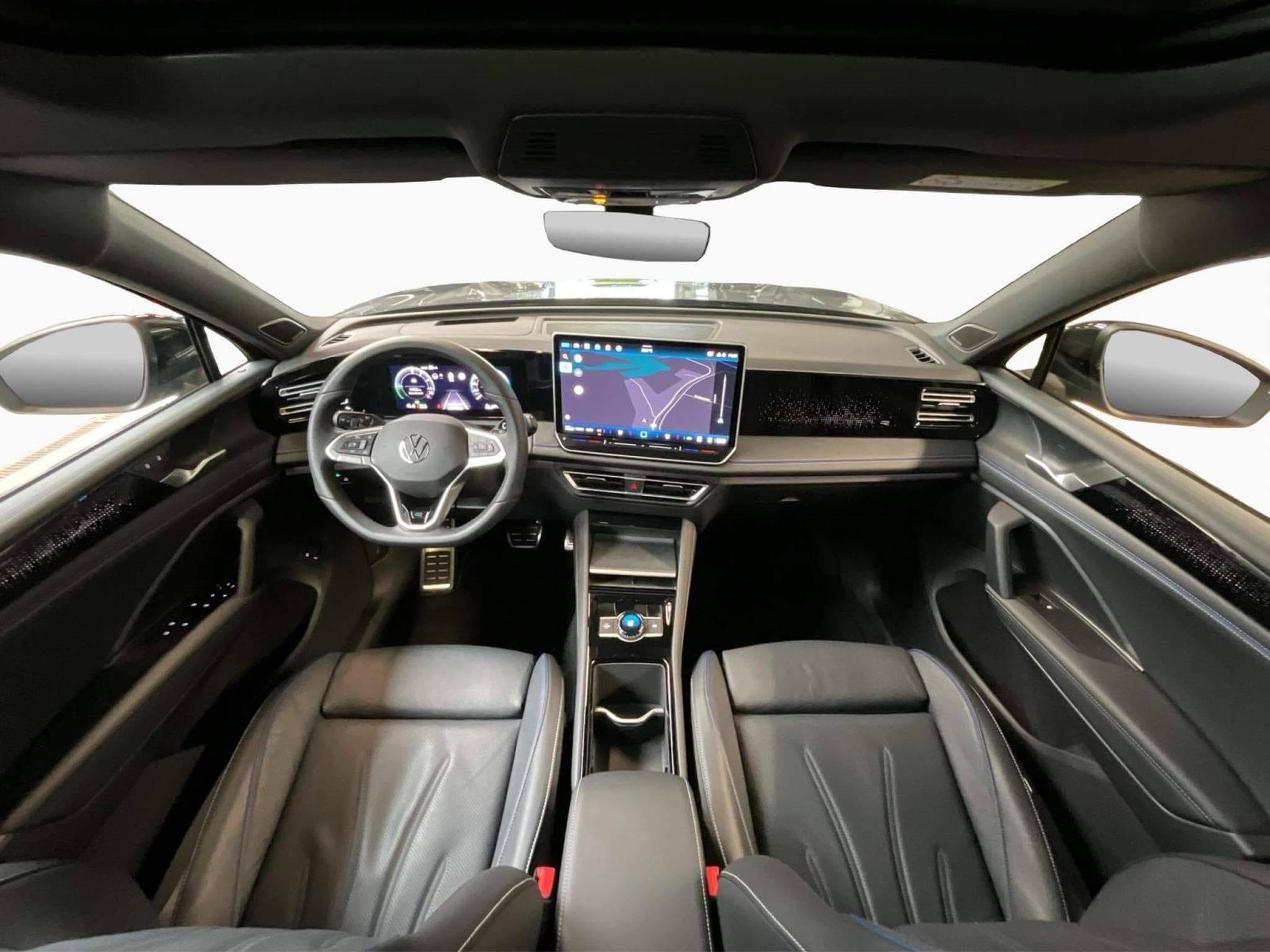 VW Tiguan R-Line+DSG+Harman+IQ-Drive+Black-Style+Pano (2025) - Photo 2