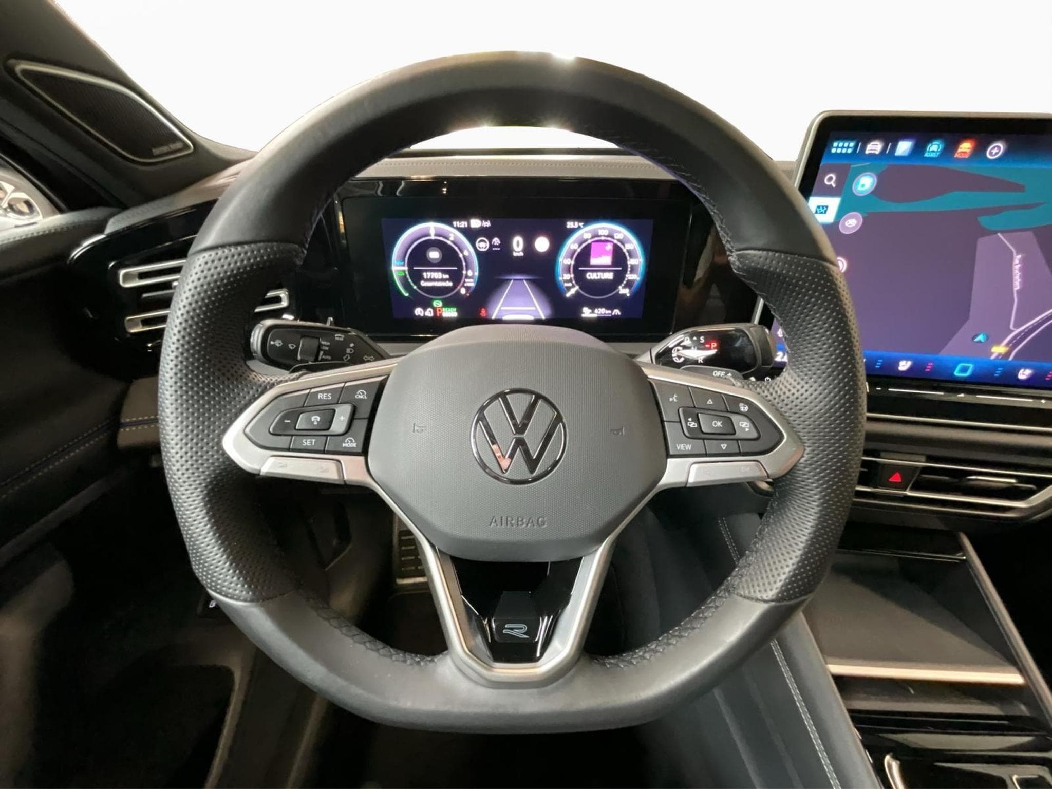VW Tiguan R-Line+DSG+Harman+IQ-Drive+Black-Style+Pano (2025) - Photo 10