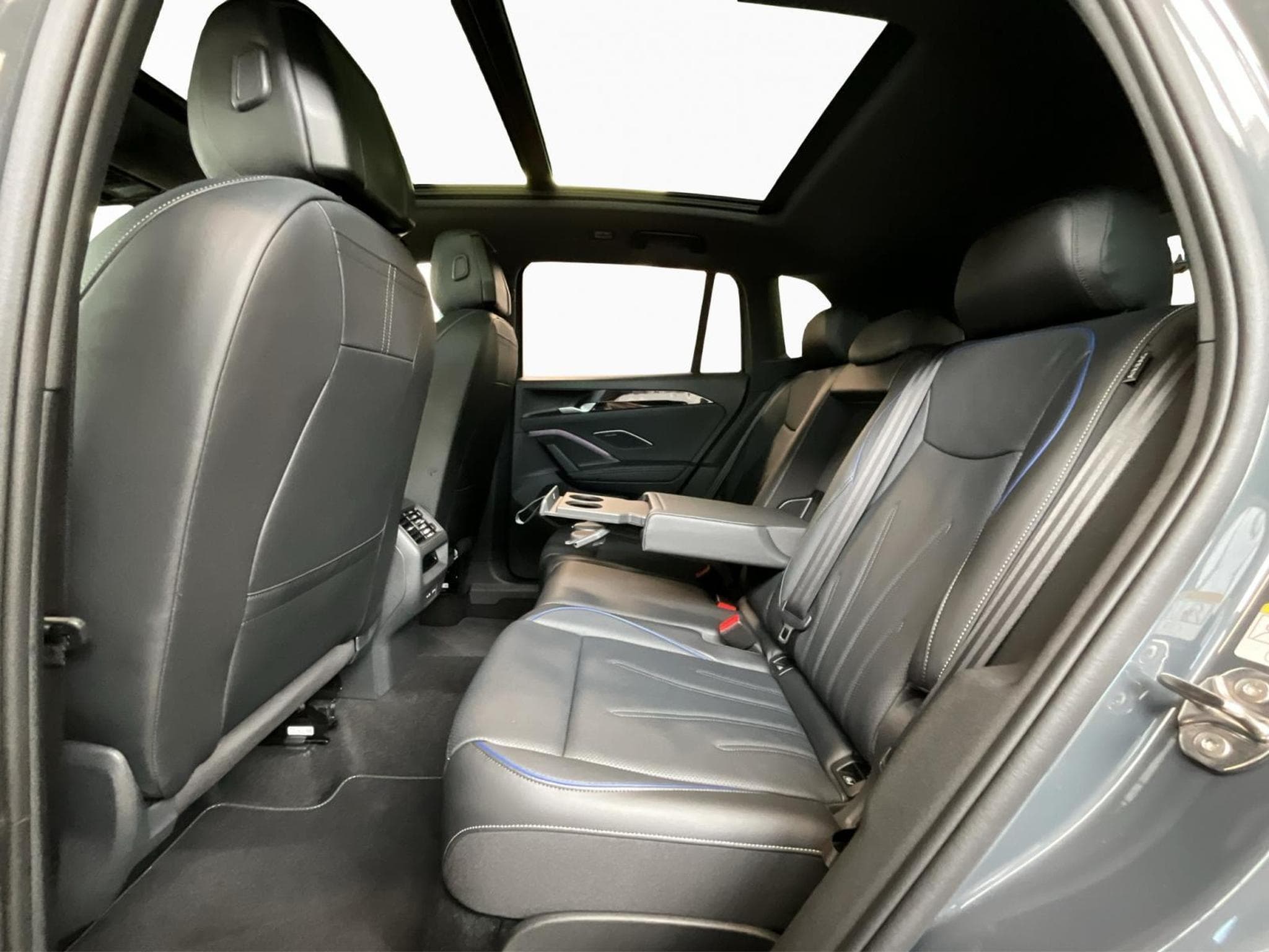 VW Tiguan R-Line+DSG+Harman+IQ-Drive+Black-Style+Pano (2025) - Photo 16