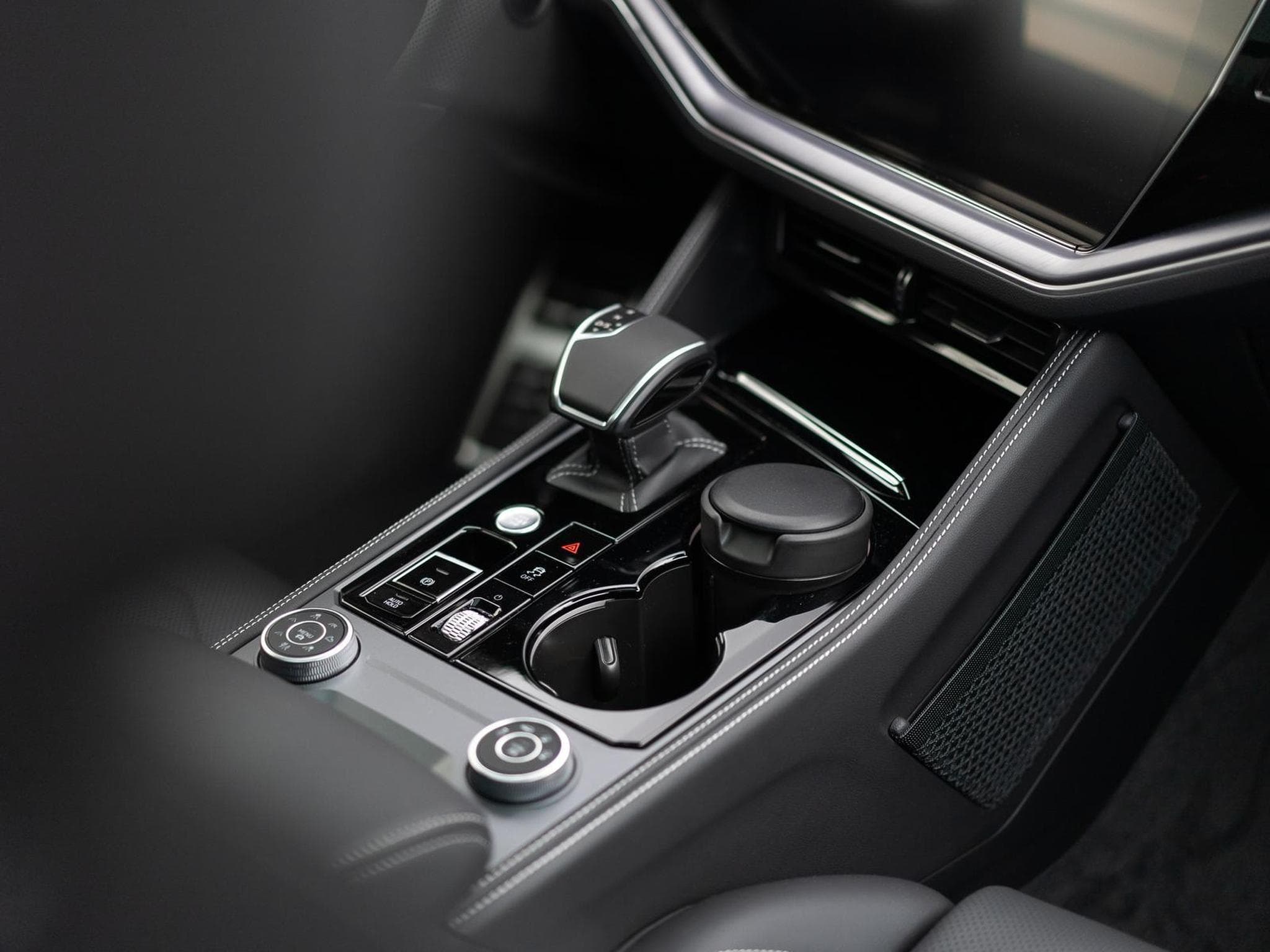 VW Touareg R-Line (2024) - Photo 12