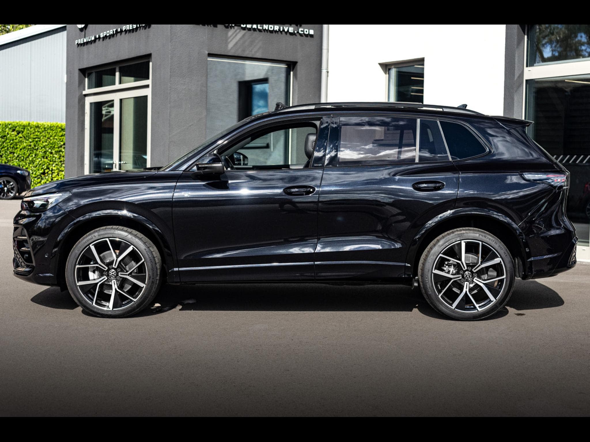 VW Tiguan 2.0 TSI (265 CH) 4MOTION R-LINE - PACK DESIGN BLACK (2025) - Photo 2