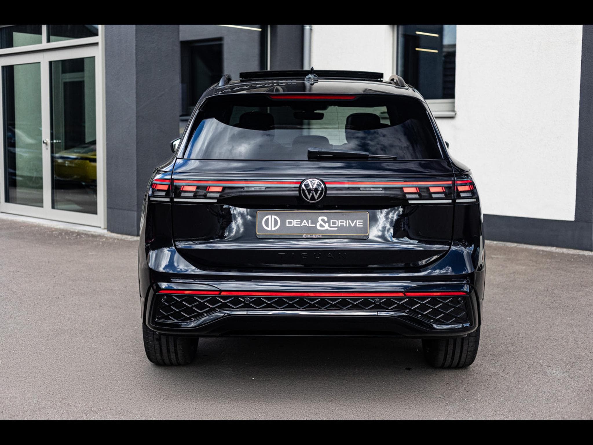 VW Tiguan 2.0 TSI (265 CH) 4MOTION R-LINE - PACK DESIGN BLACK (2025) - Photo 4